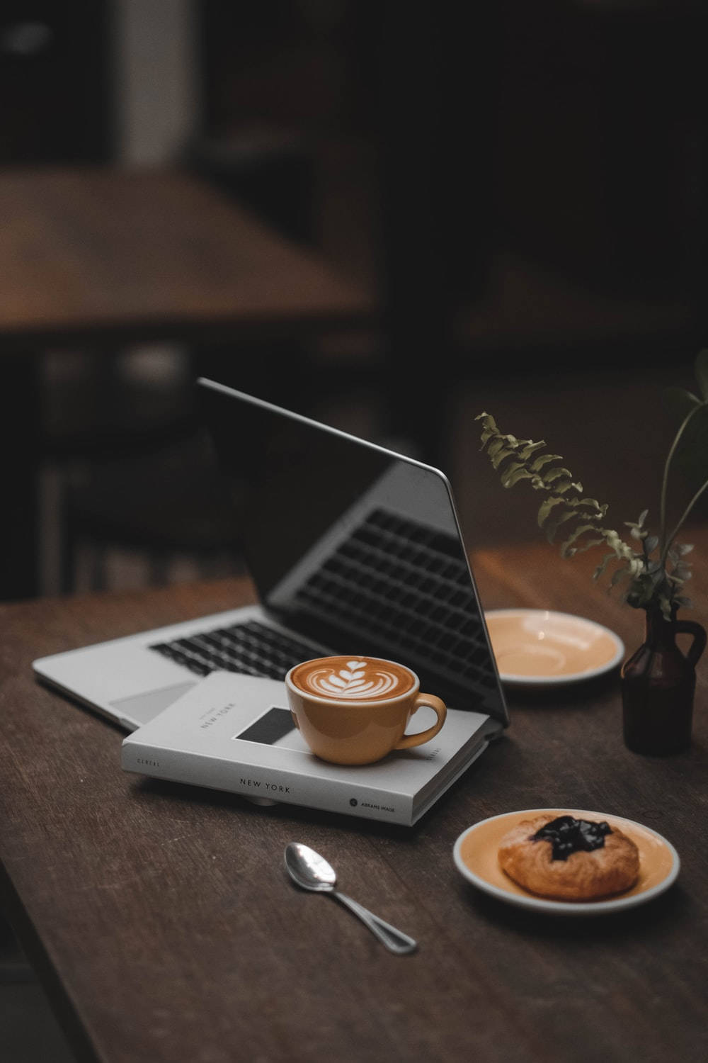 Gefokusde Fotografie van Koffie op Skootrekenaar Muurpapier