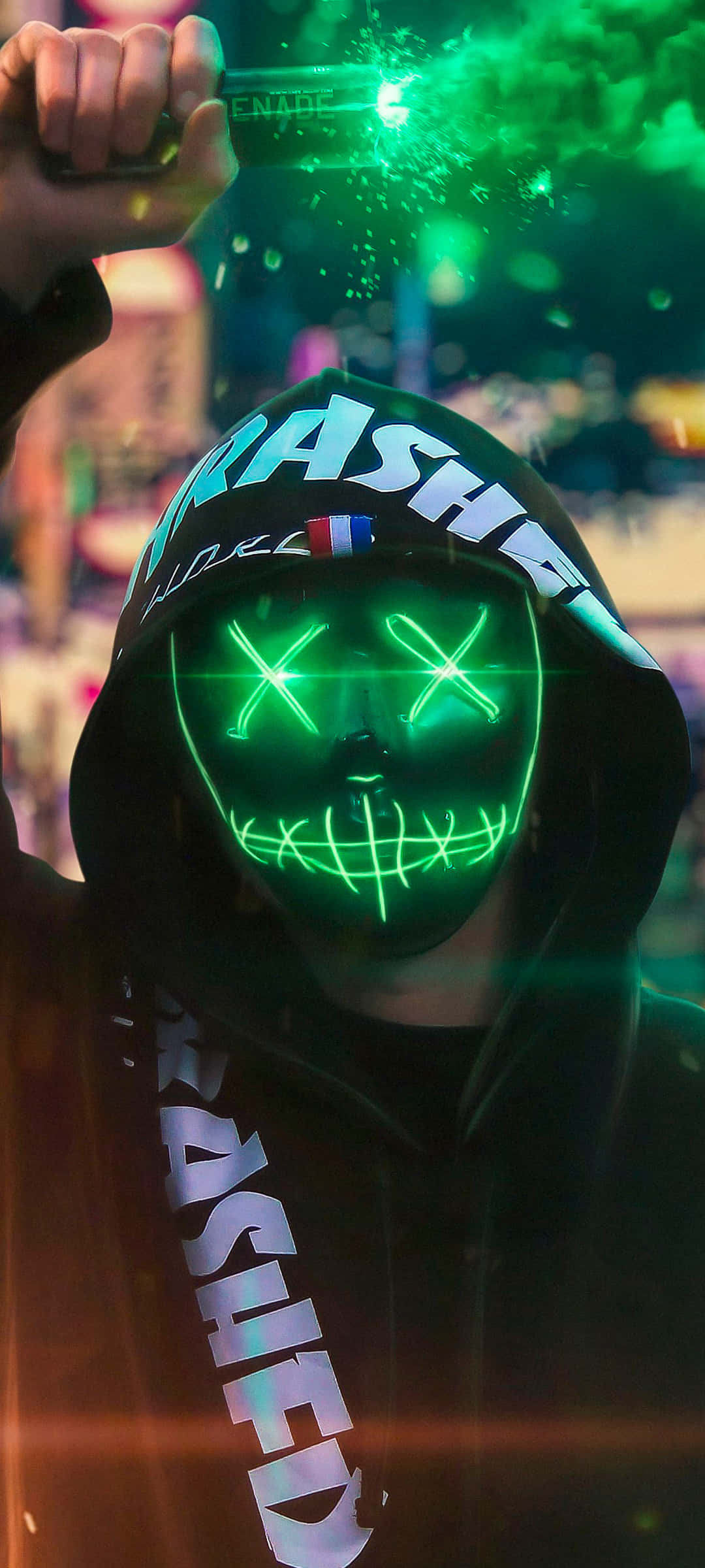 Geheimsinnige Neonmasker Man Omhul deur Groen Rook Muurpapier