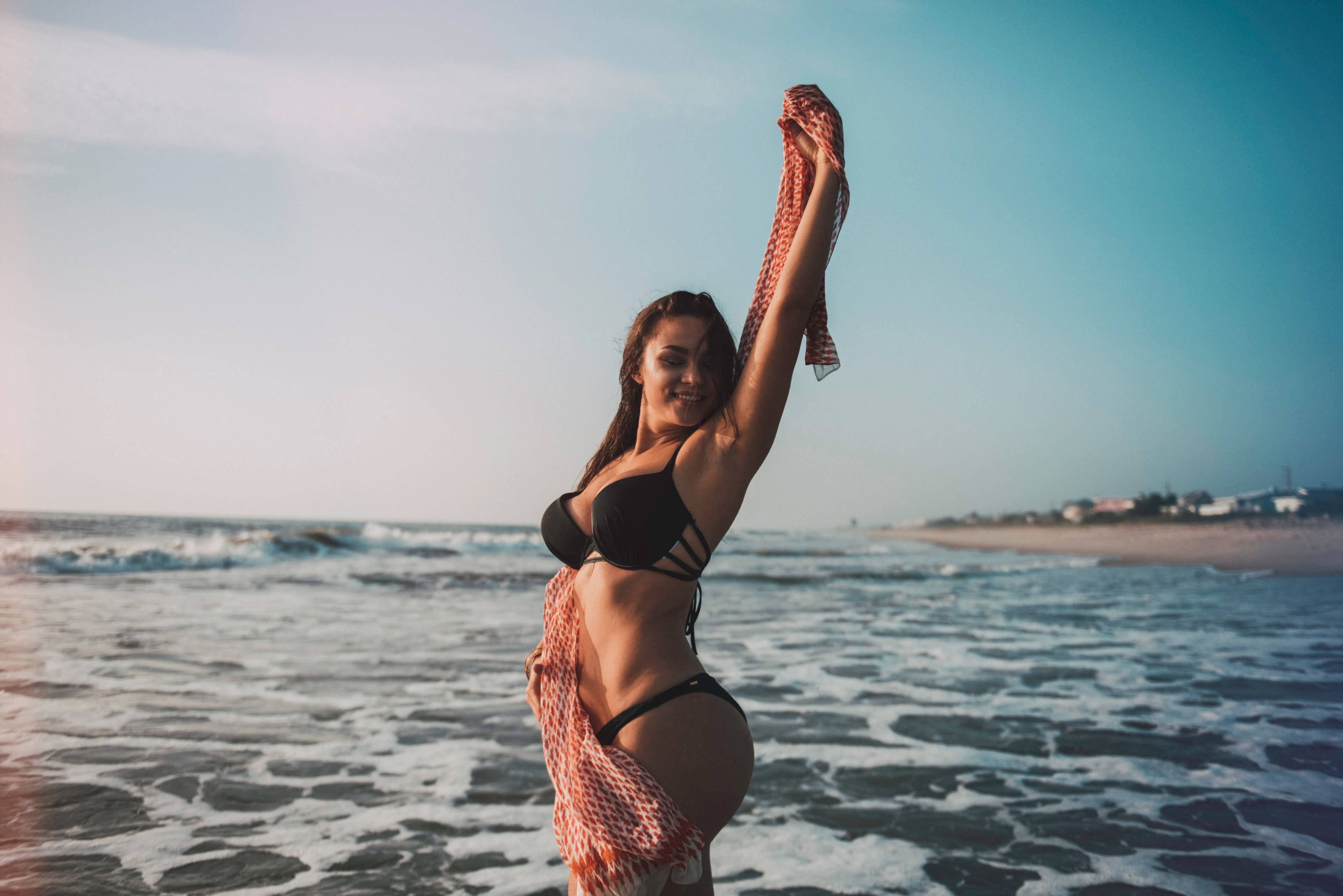Gelukkige Vrou Bikini Muurpapier