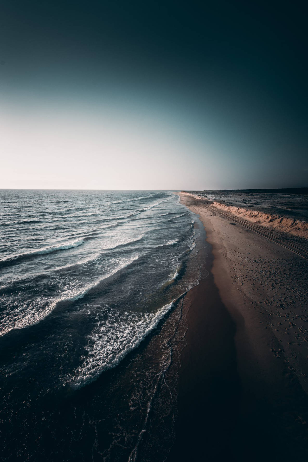 Oseaan branders met donker horison op die seekus. — Oseaan Muurpapier