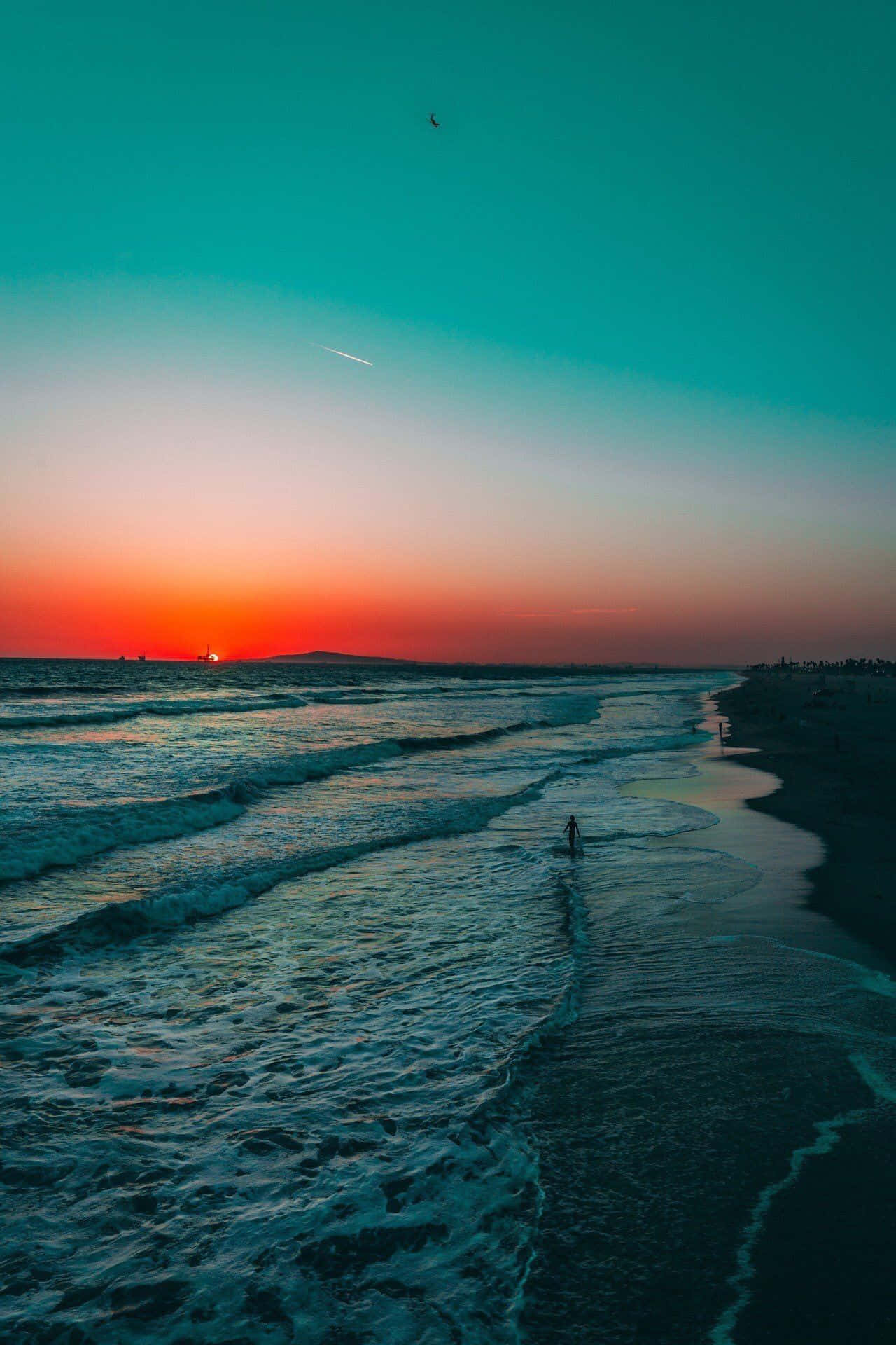 Geniet die laaste sonstrale by die strand. Muurpapier