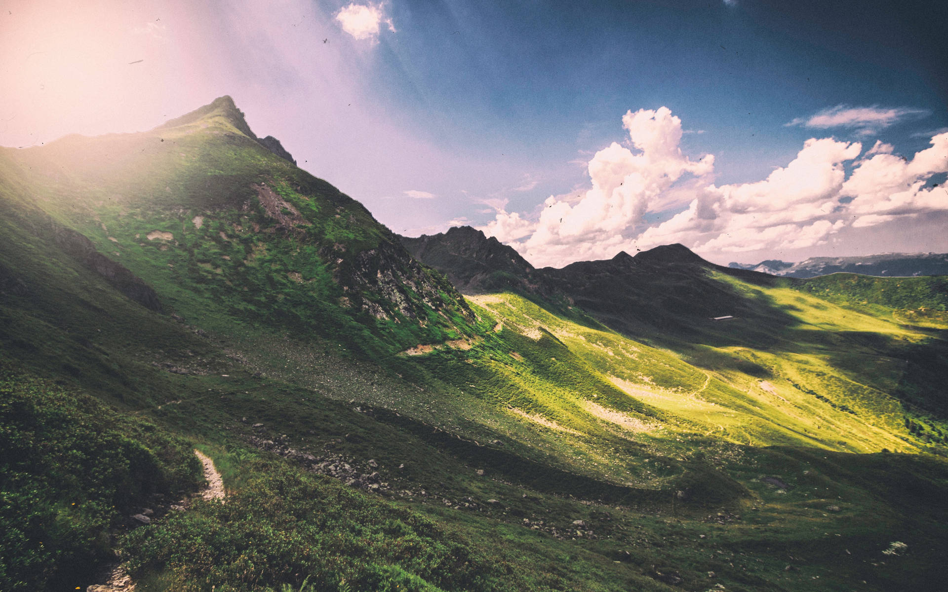 Groen berg met skoon landskap en wit wolke, panorama-effek.