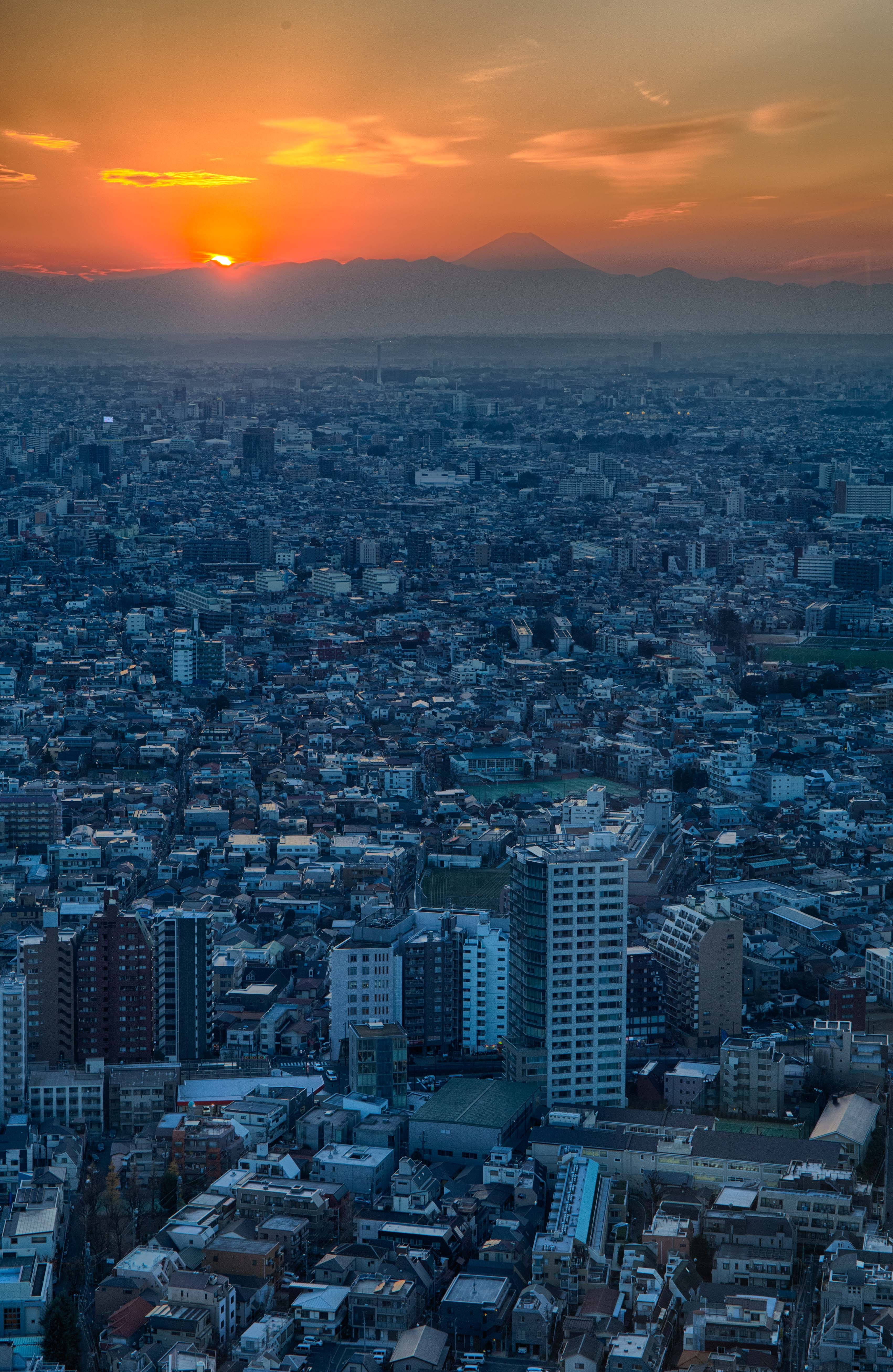 Geniet die pragtige skyline-uitsig van Tokio by die manjifieke pers sonsondergang. Muurpapier