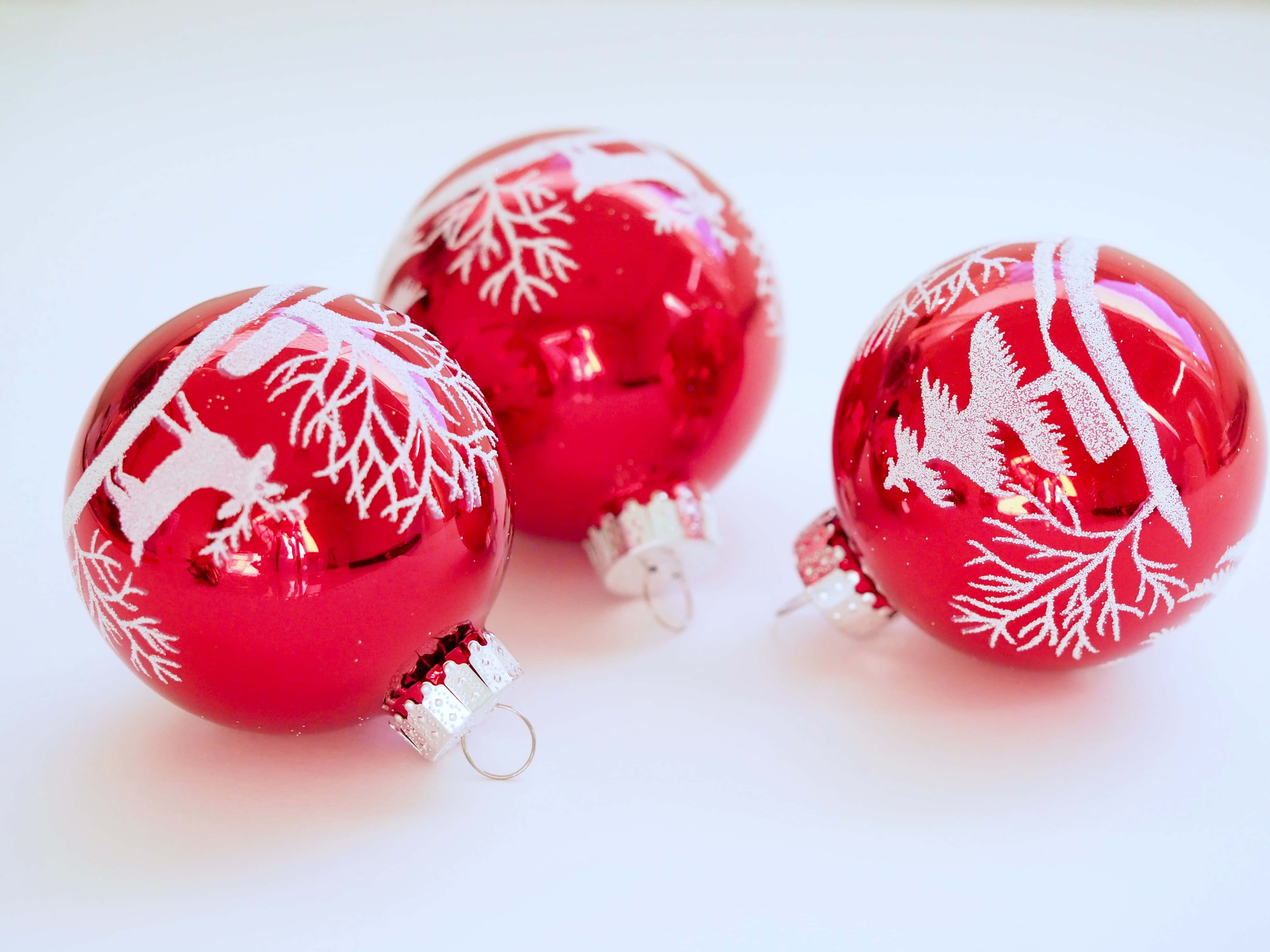 Geniet die skoonheid van die seisoen met 'n rustige Kersfees. Muurpapier