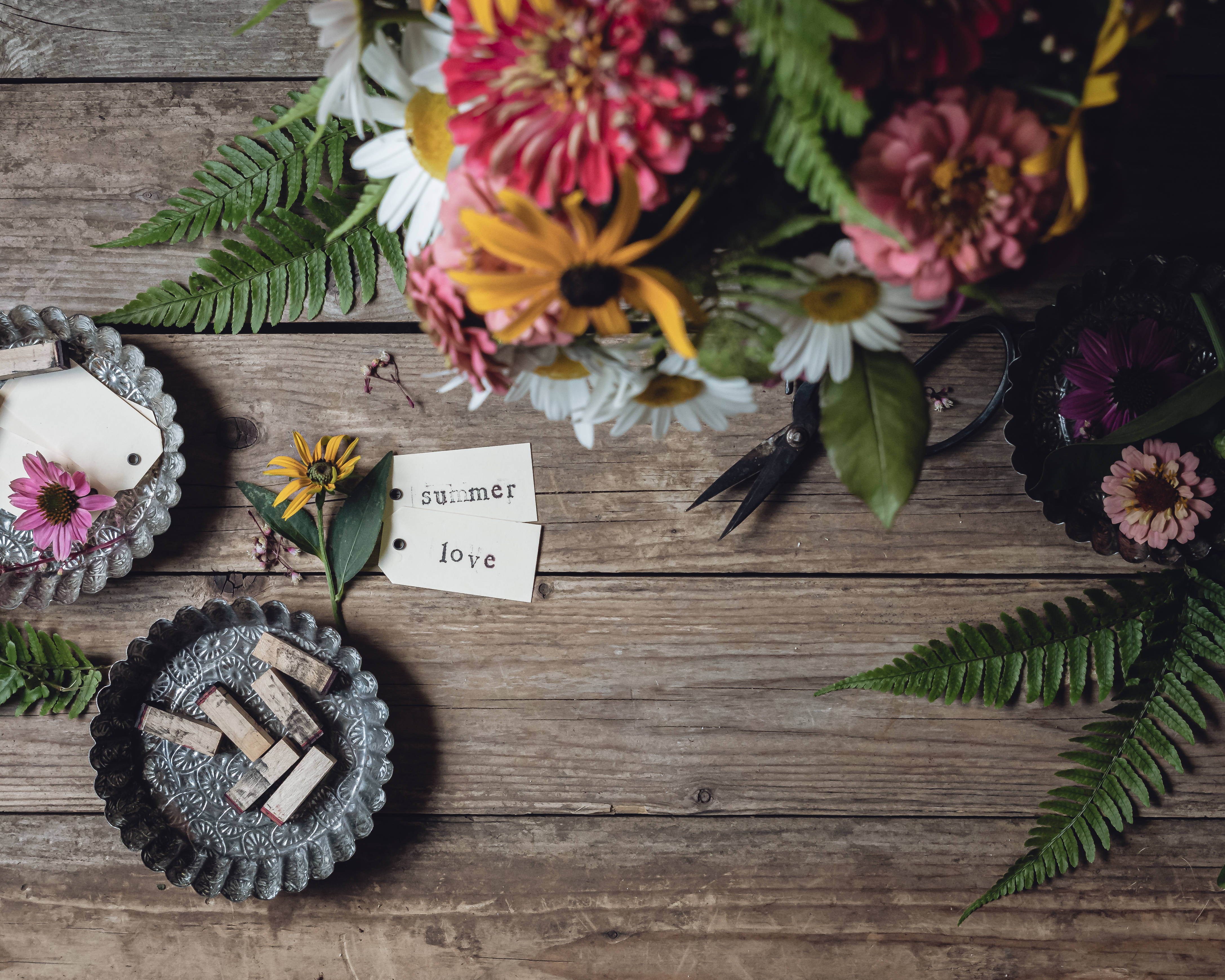 Geniet die skoonheid van somer omring deur lewendige blomme Muurpapier