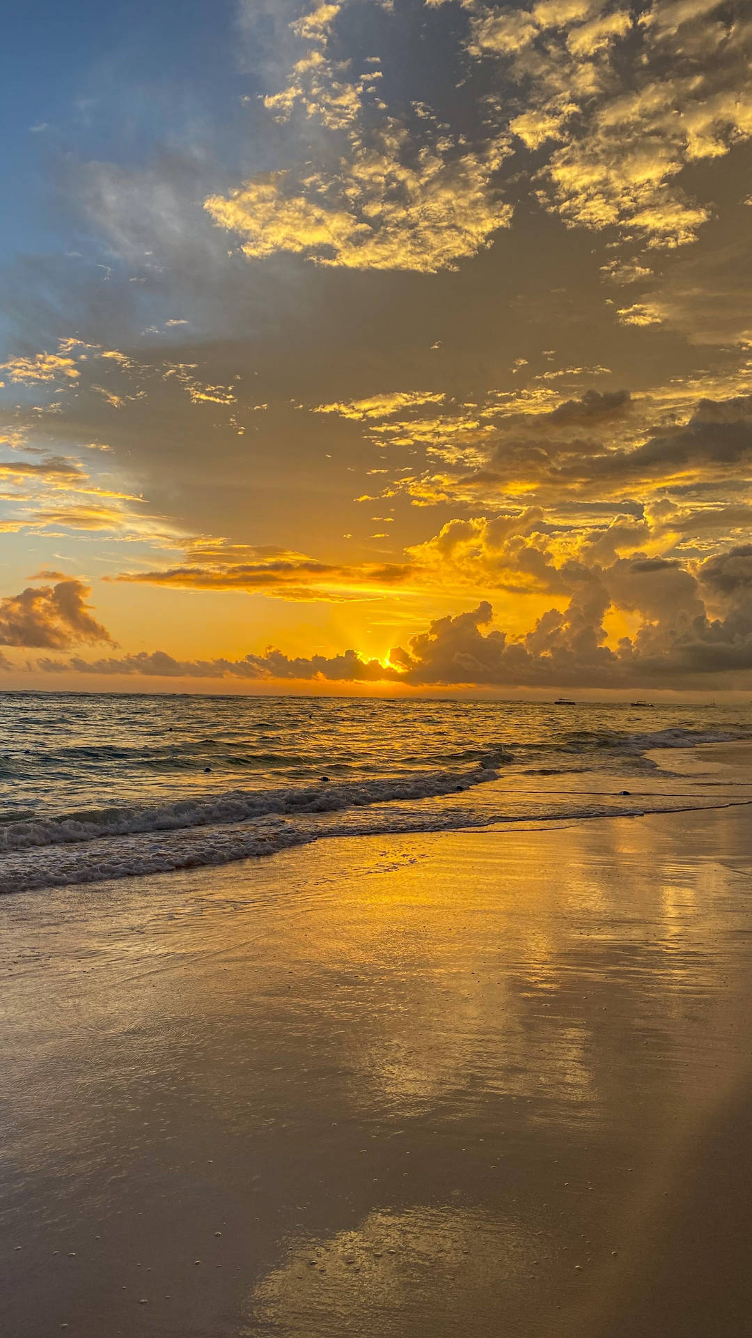 Strand met geel sonsondergang agtergrond.
