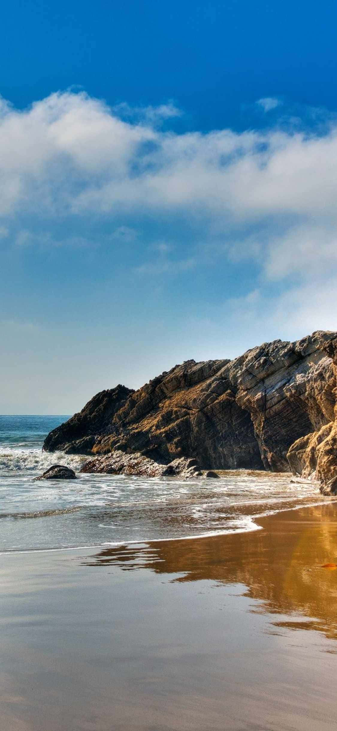 Geniet 'n pragtige see-uitsig met jou iPhone Xs Malibu Muurpapier