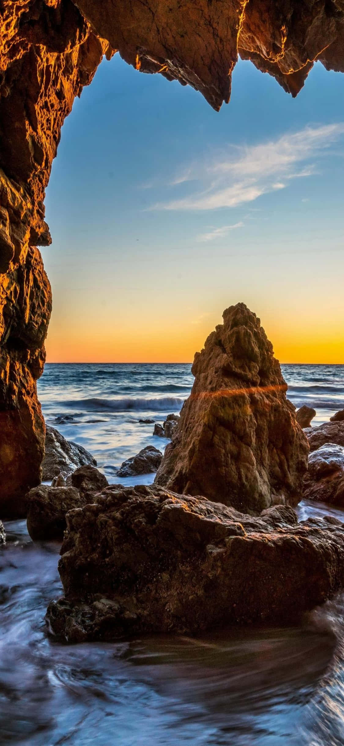 Geniet skouspelagtige uitsigte oor Malibu met iPhone Xs Muurpapier