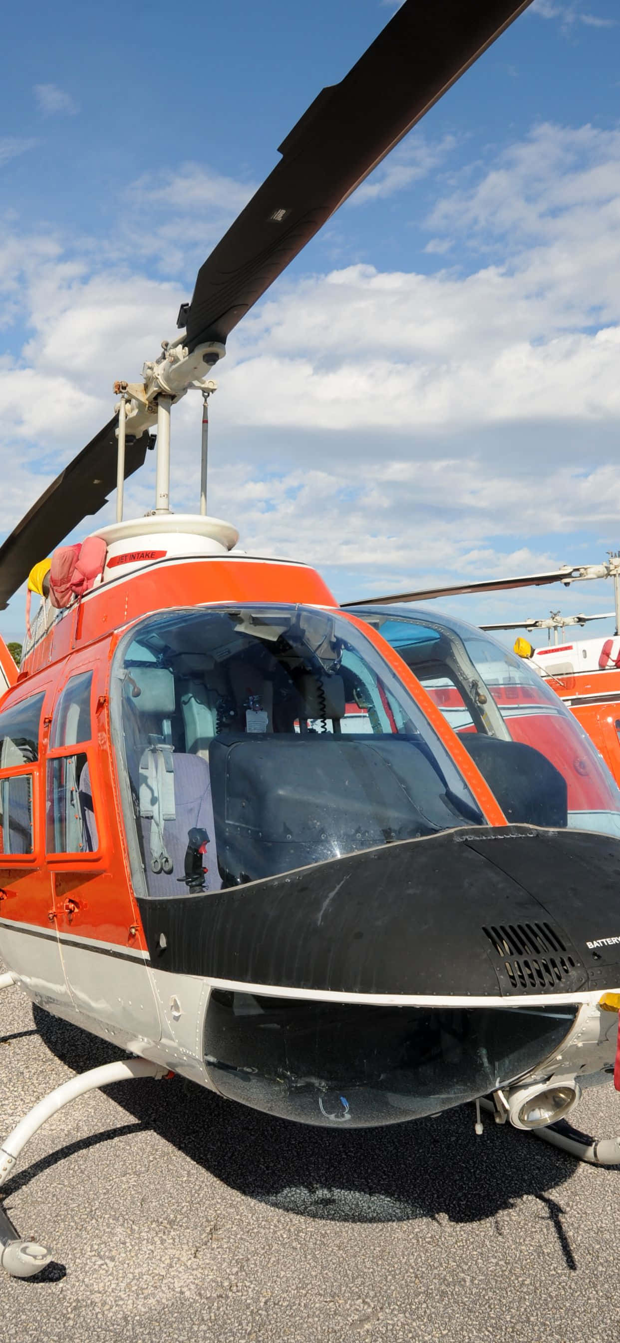 Geniet Spektakulêre Uitsigte vanuit die Lug in 'n iPhone Xs Max Helikopter Muurpapier