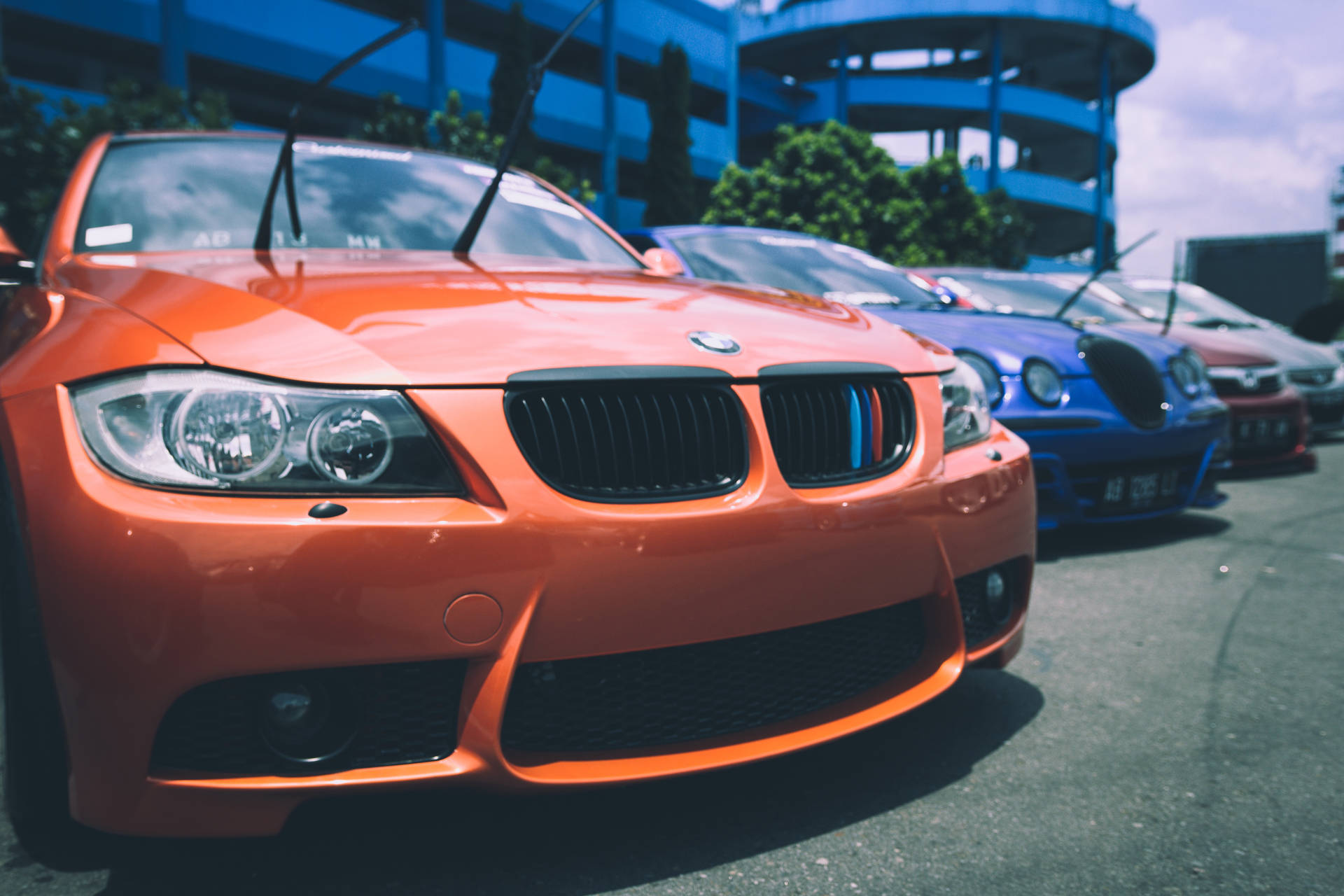 Naby-agtergrond van geparkeerde BMW-motors se voorste buffers — Koel motors Muurpapier