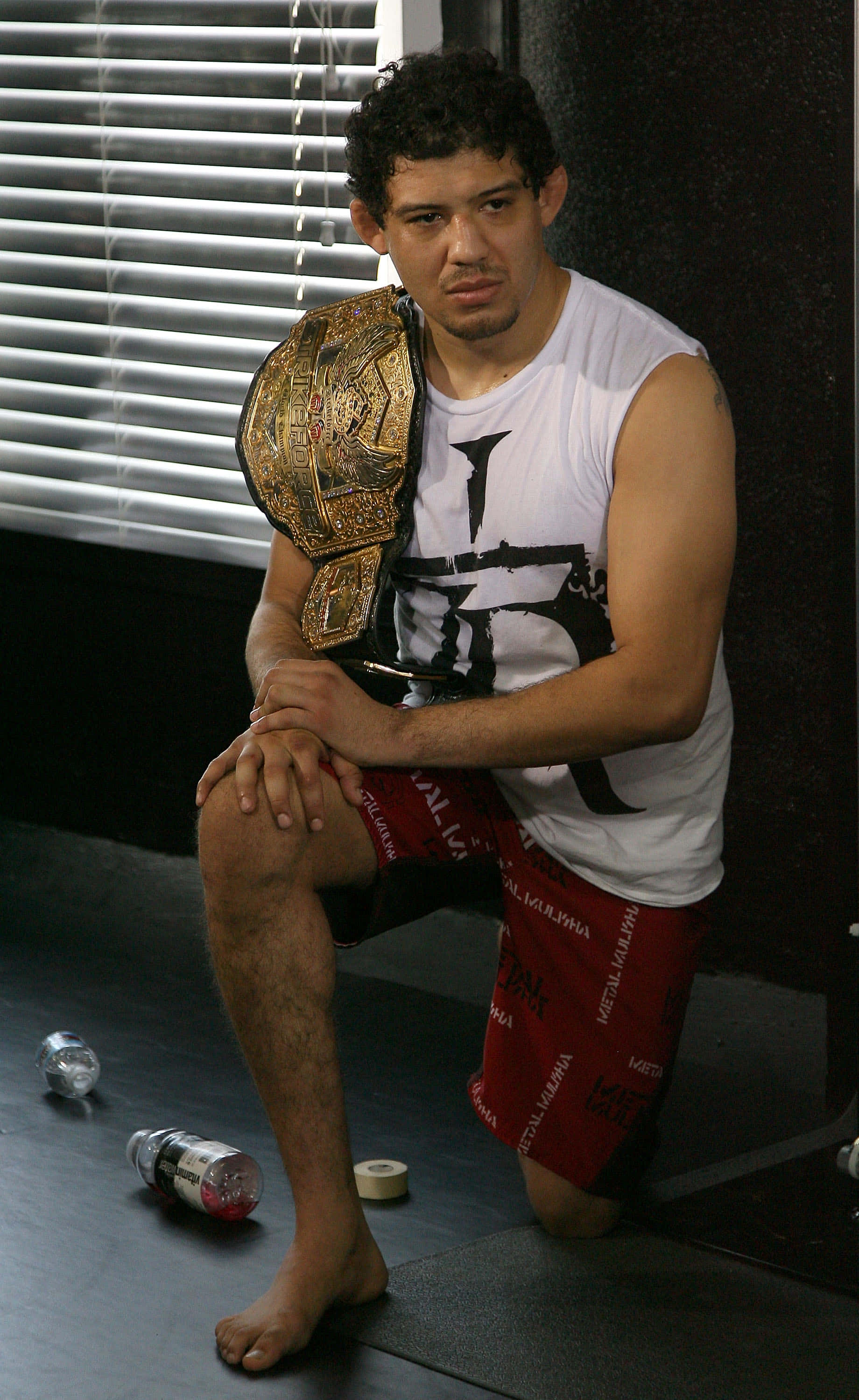 Gilbert Melendez Strikeforce Liggewig Kampioen Kniel Muurpapier