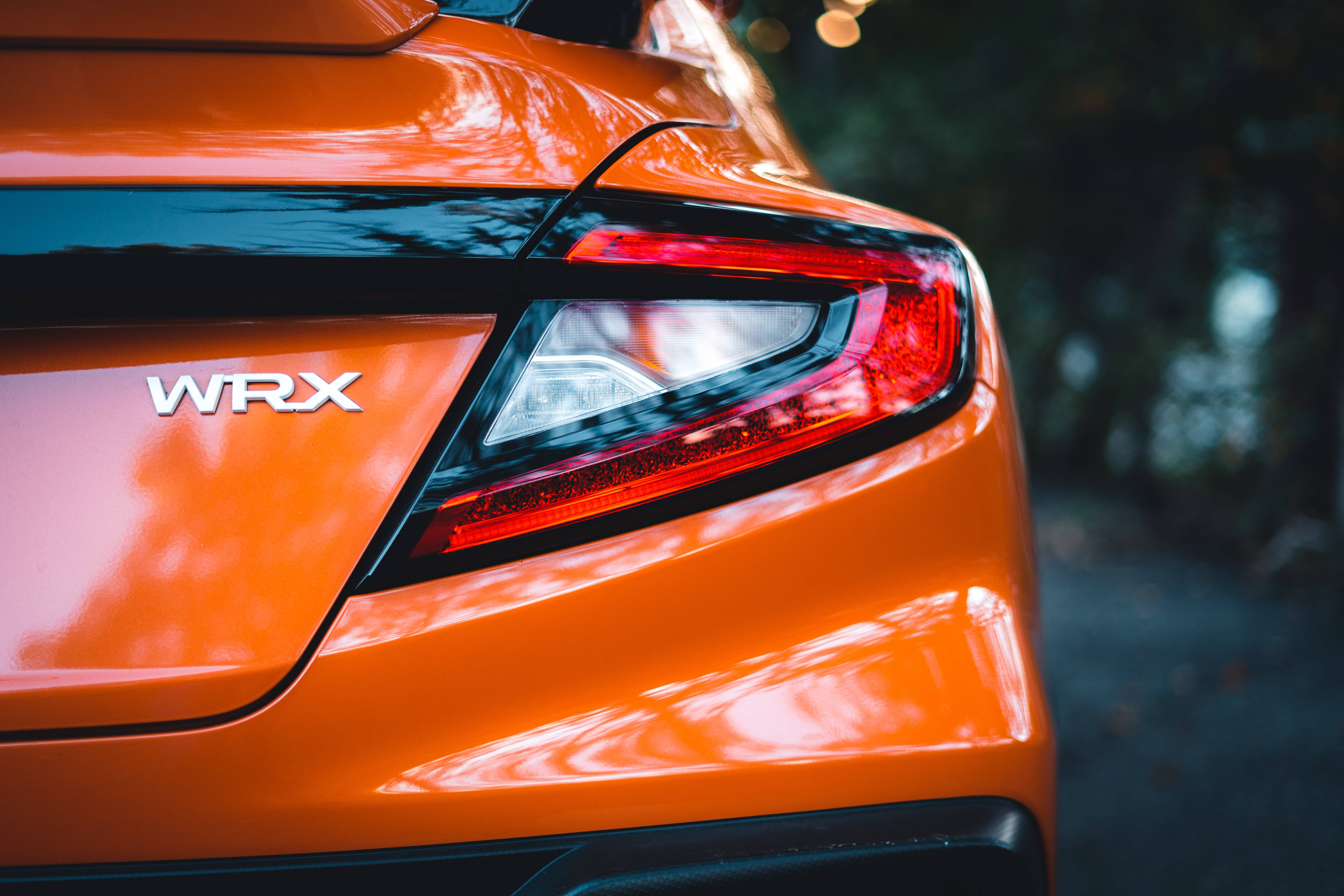 Glansende oranje Subaru WRX STI 4K Muurpapier