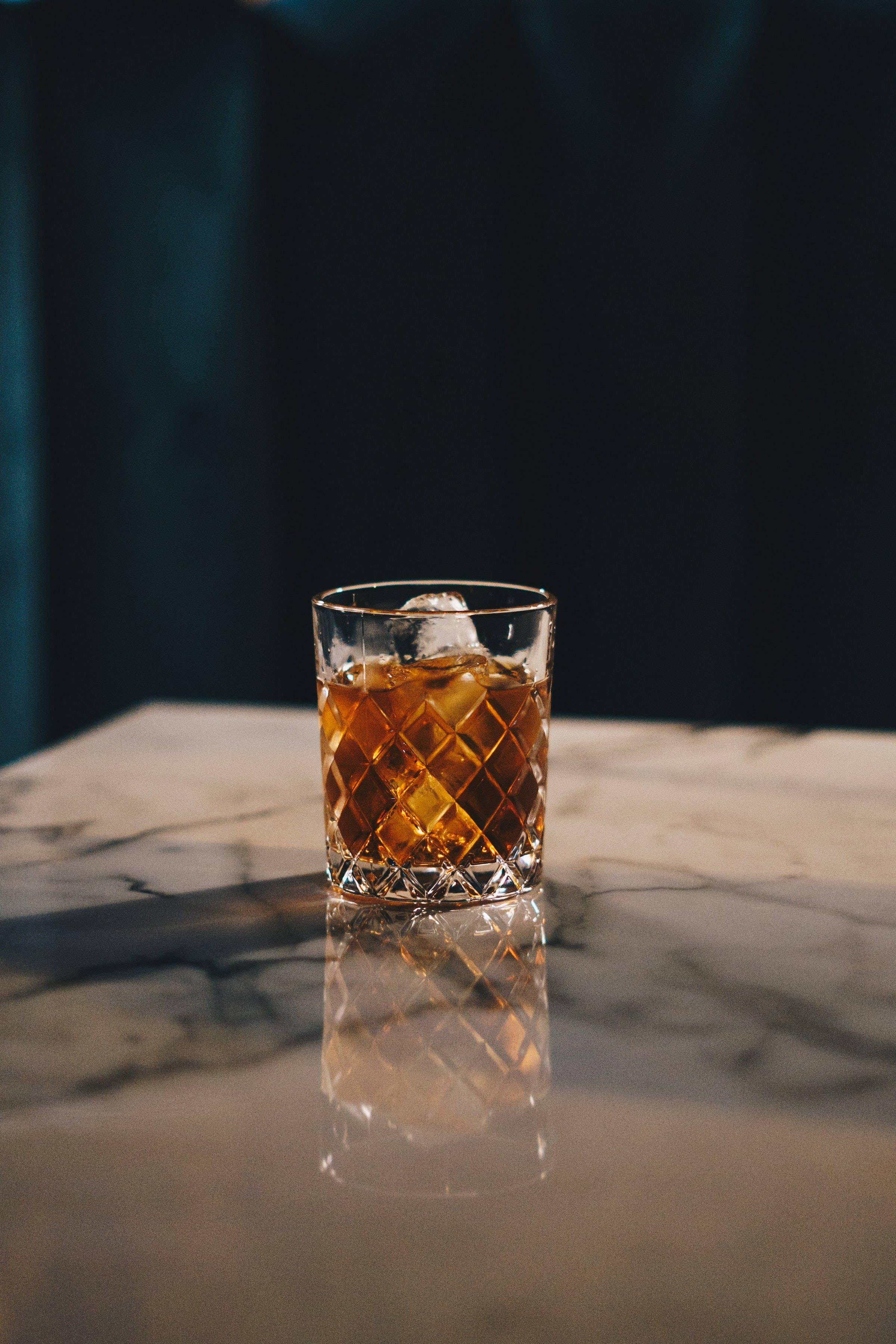 Glas Yskoue Whiskey Muurpapier