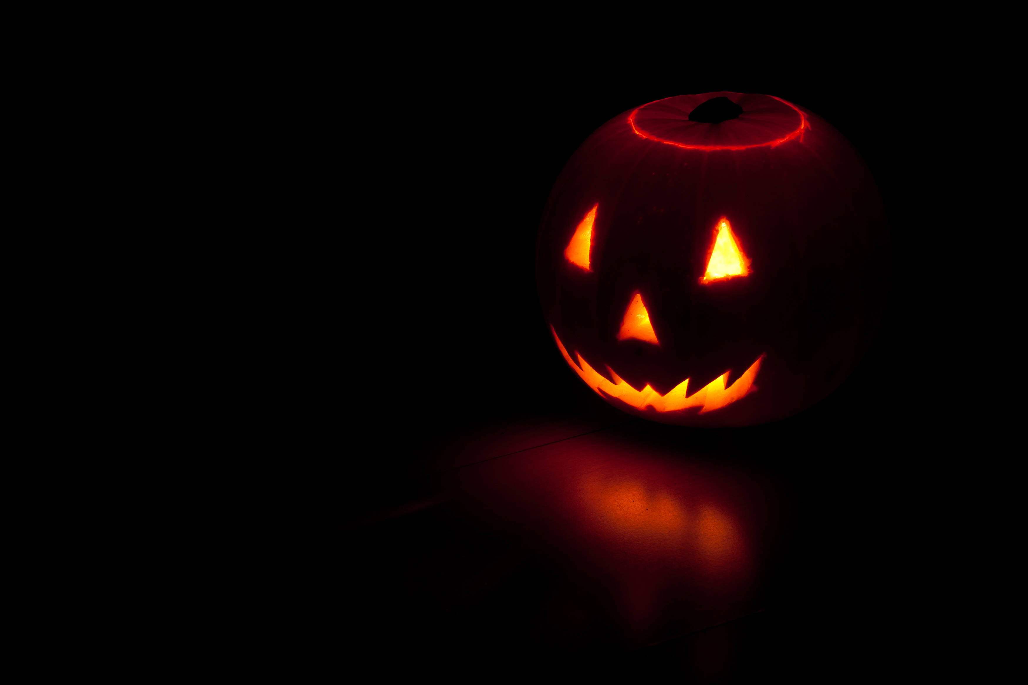 "Glimlaggende Pampoen op Halloween" Muurpapier