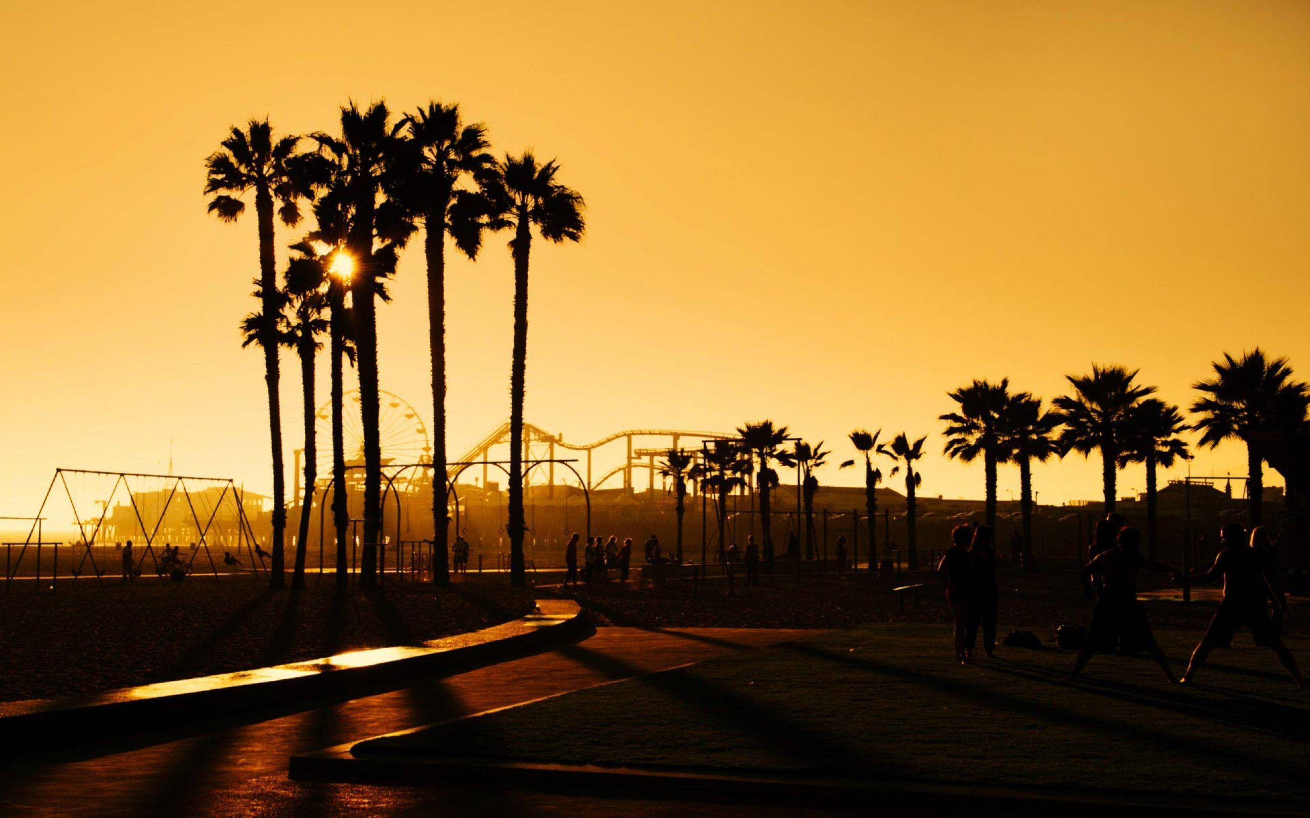 Gloeiende Sonsondergang in Los Angeles Muurpapier