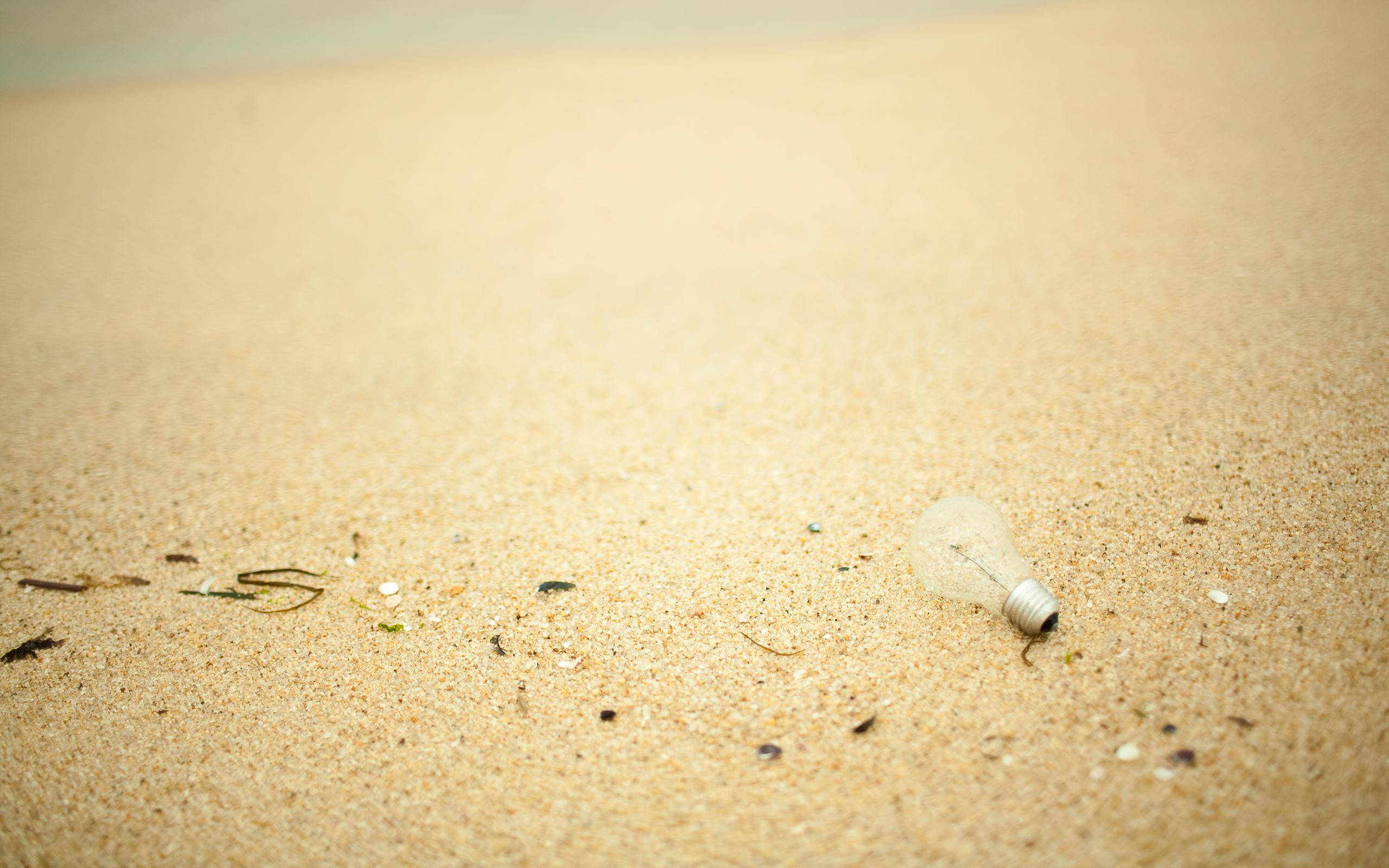 Gloeilamp oor Sand Muurpapier