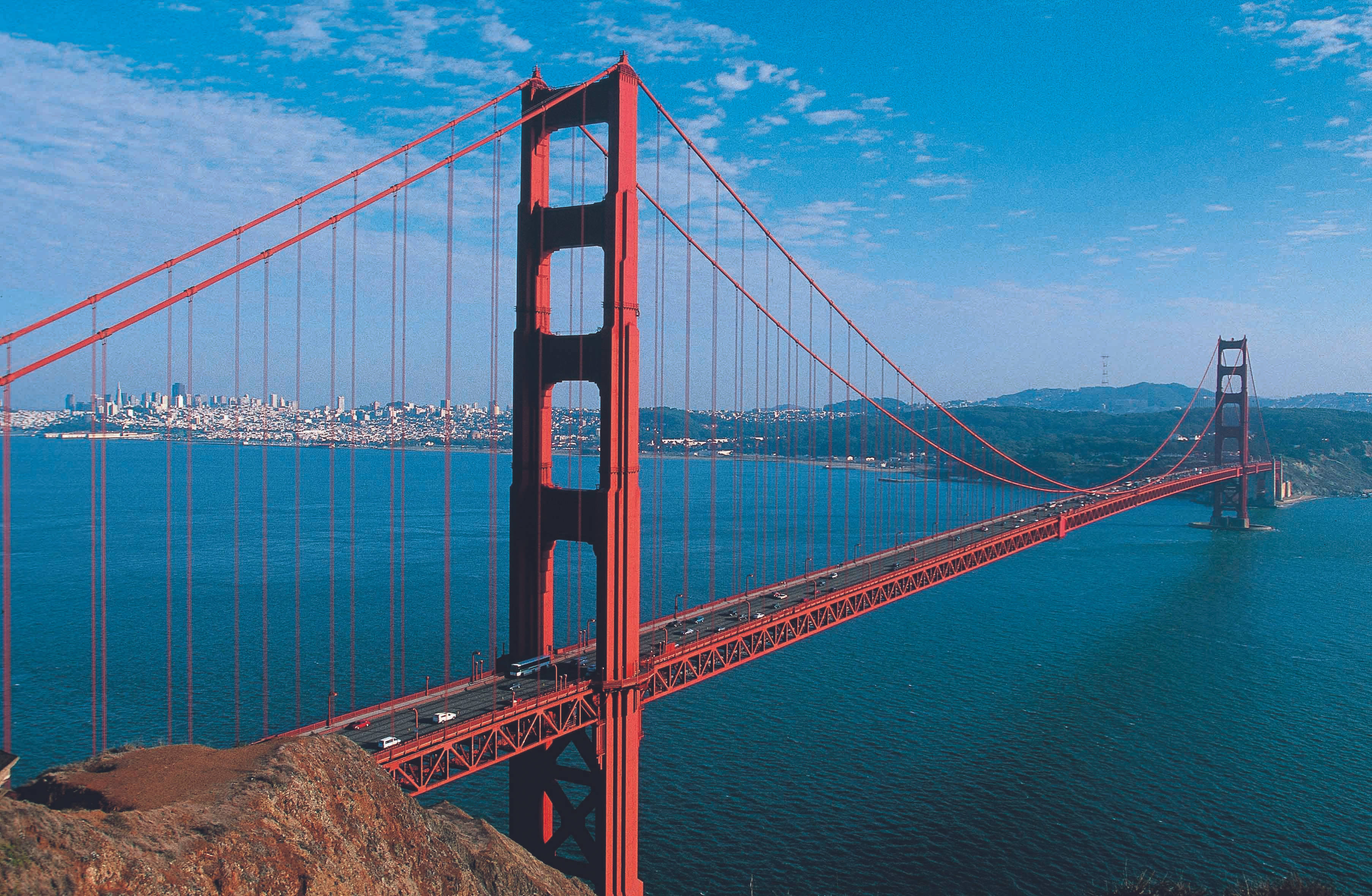 Golden Gate-brug wat oor blou water hang Muurpapier