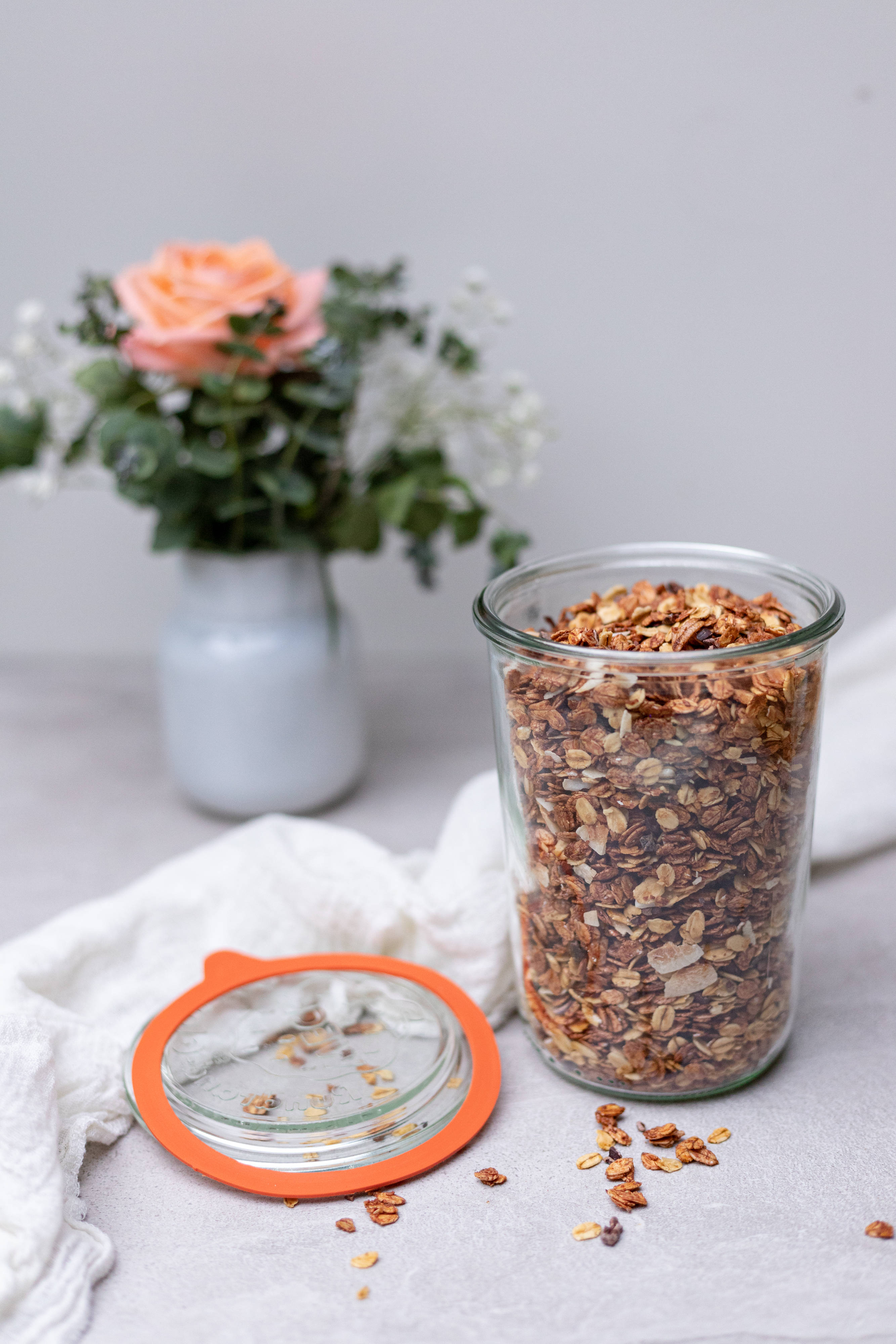 Granola en Pienk Roosblom Muurpapier