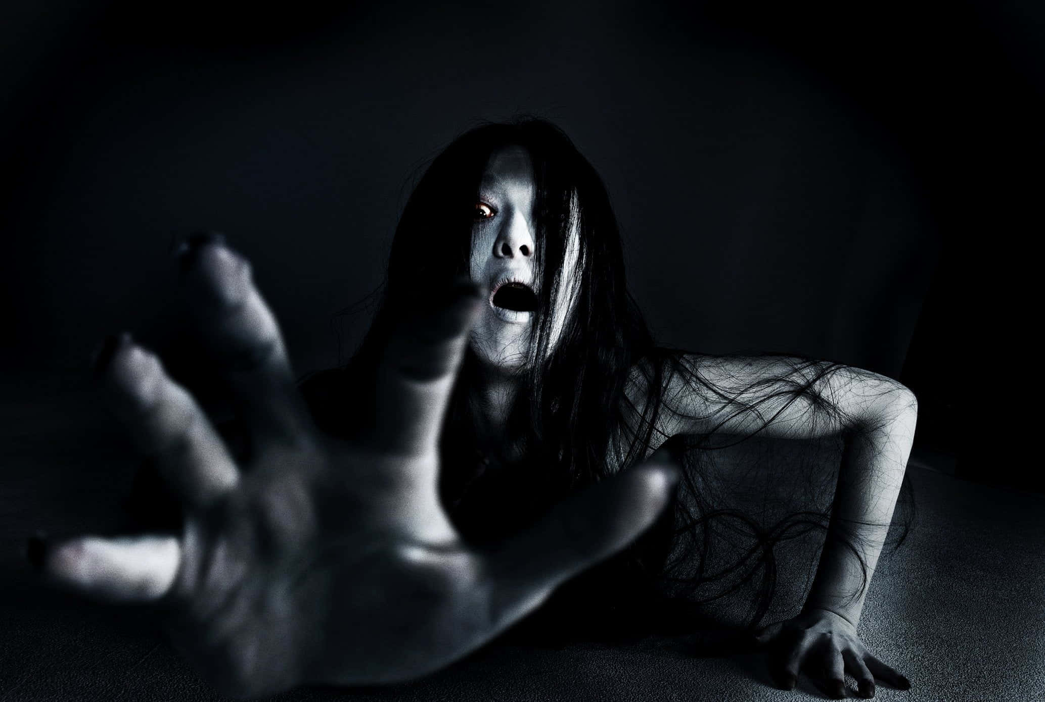 Griezelige Kayako Saeki Spook Prent Muurpapier