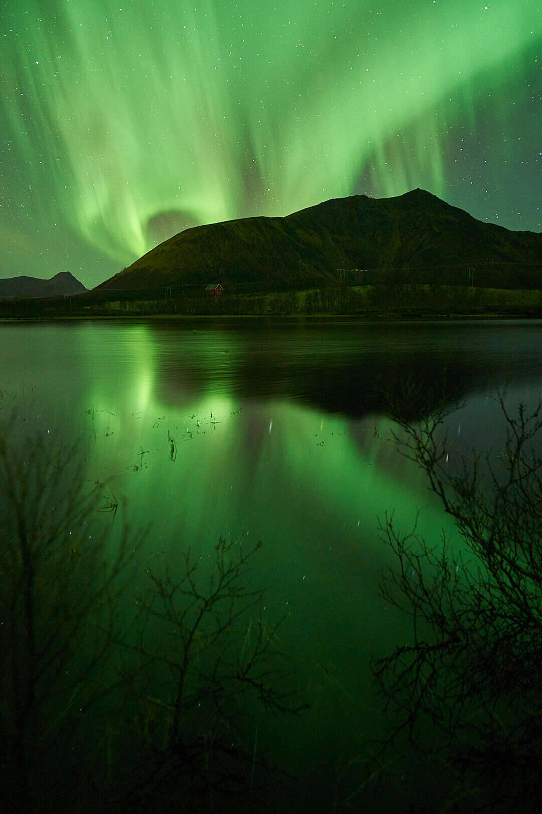Noordelike Ligte oor Berg Groen iPhone Muurpapier