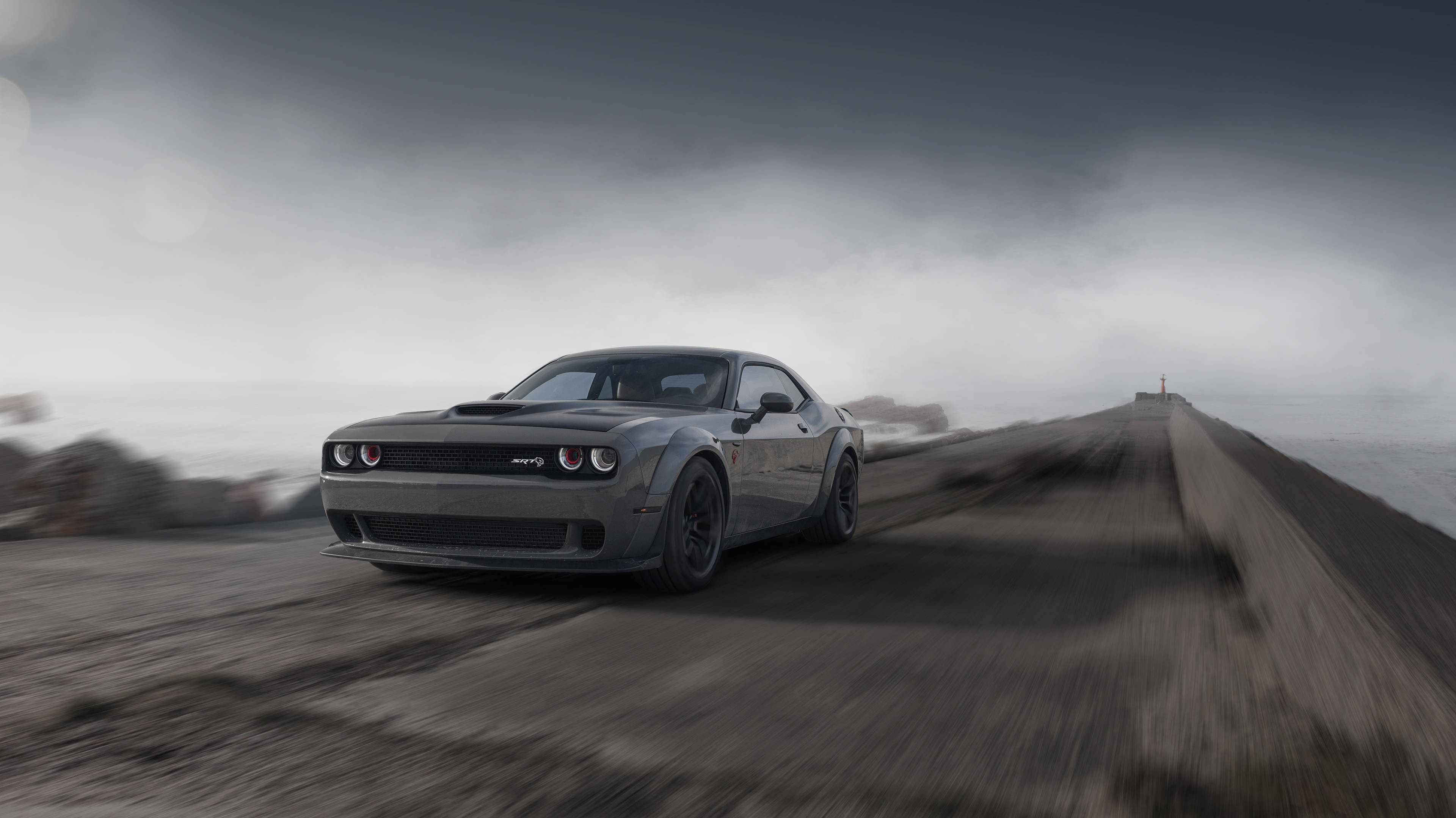 Grys Dodge Challenger Demon 4K op 'n Rokerige Pad Muurpapier