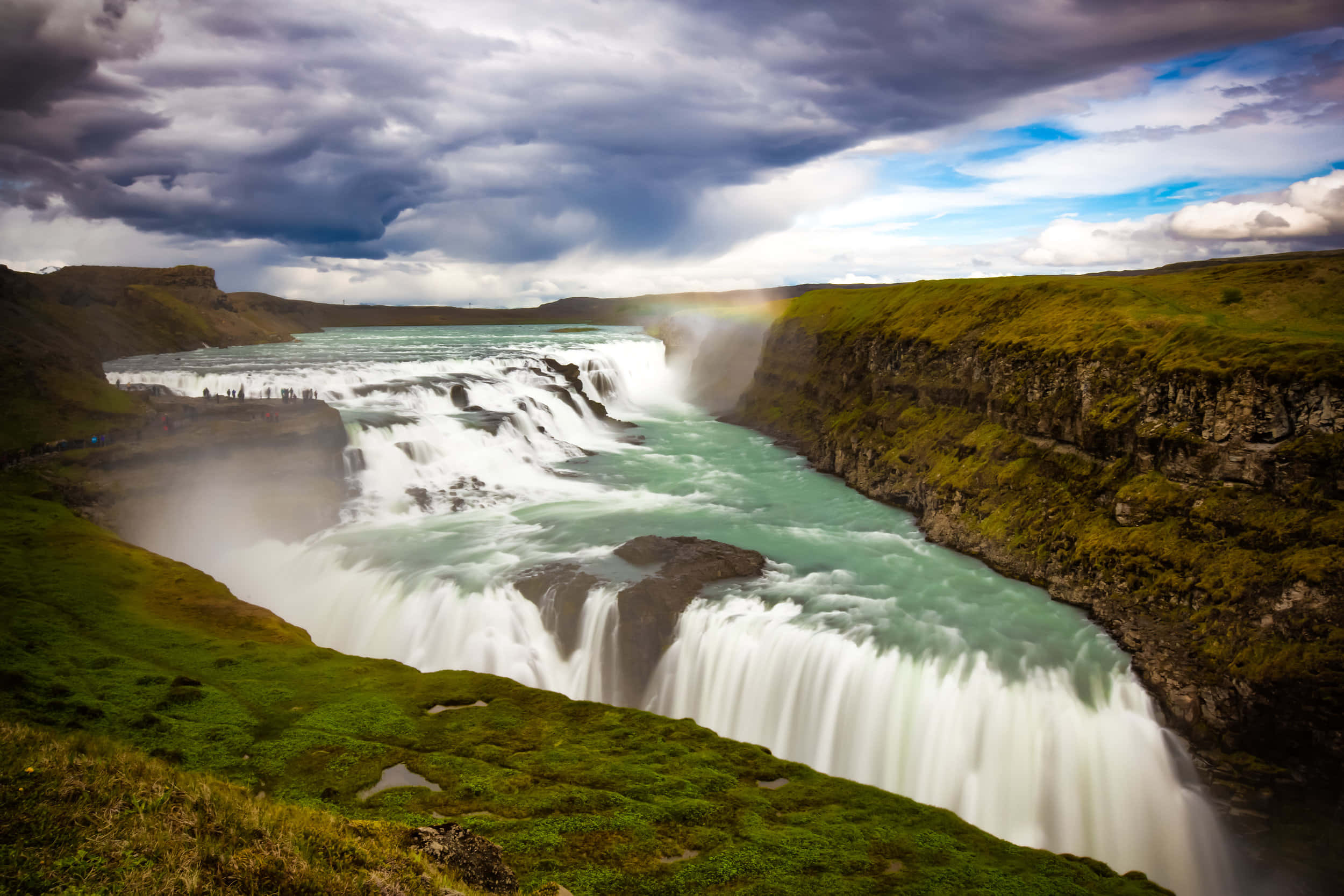 Gullfoss-waterval met Swaar Wolke in Suidwes-Ysland Muurpapier