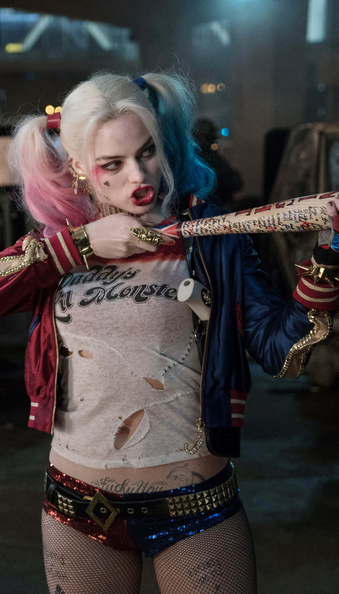 Harley Quinn in 'n kostuum wat 'n kolf vashou Muurpapier