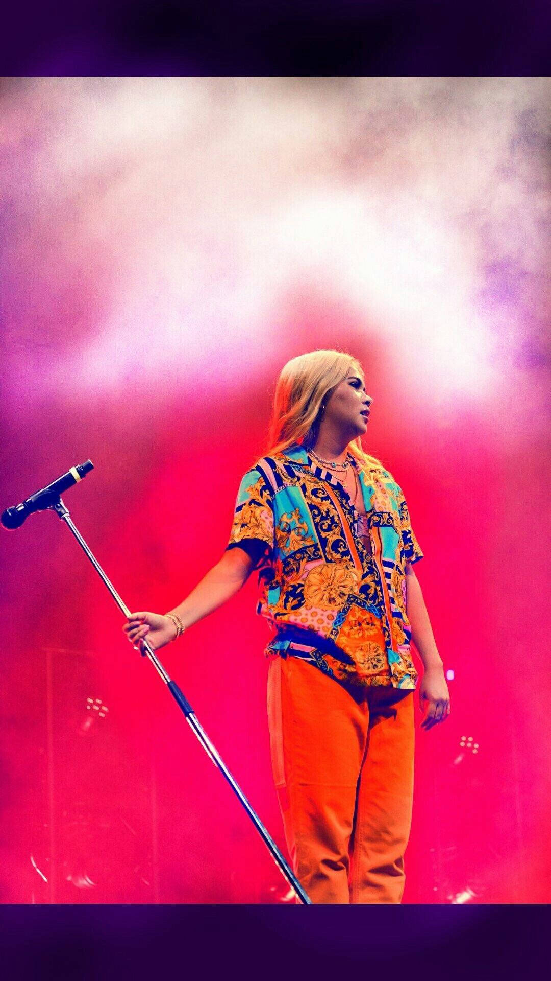 Hayley Kiyoko wat by 'n Regstreekse Konsert Optree Muurpapier