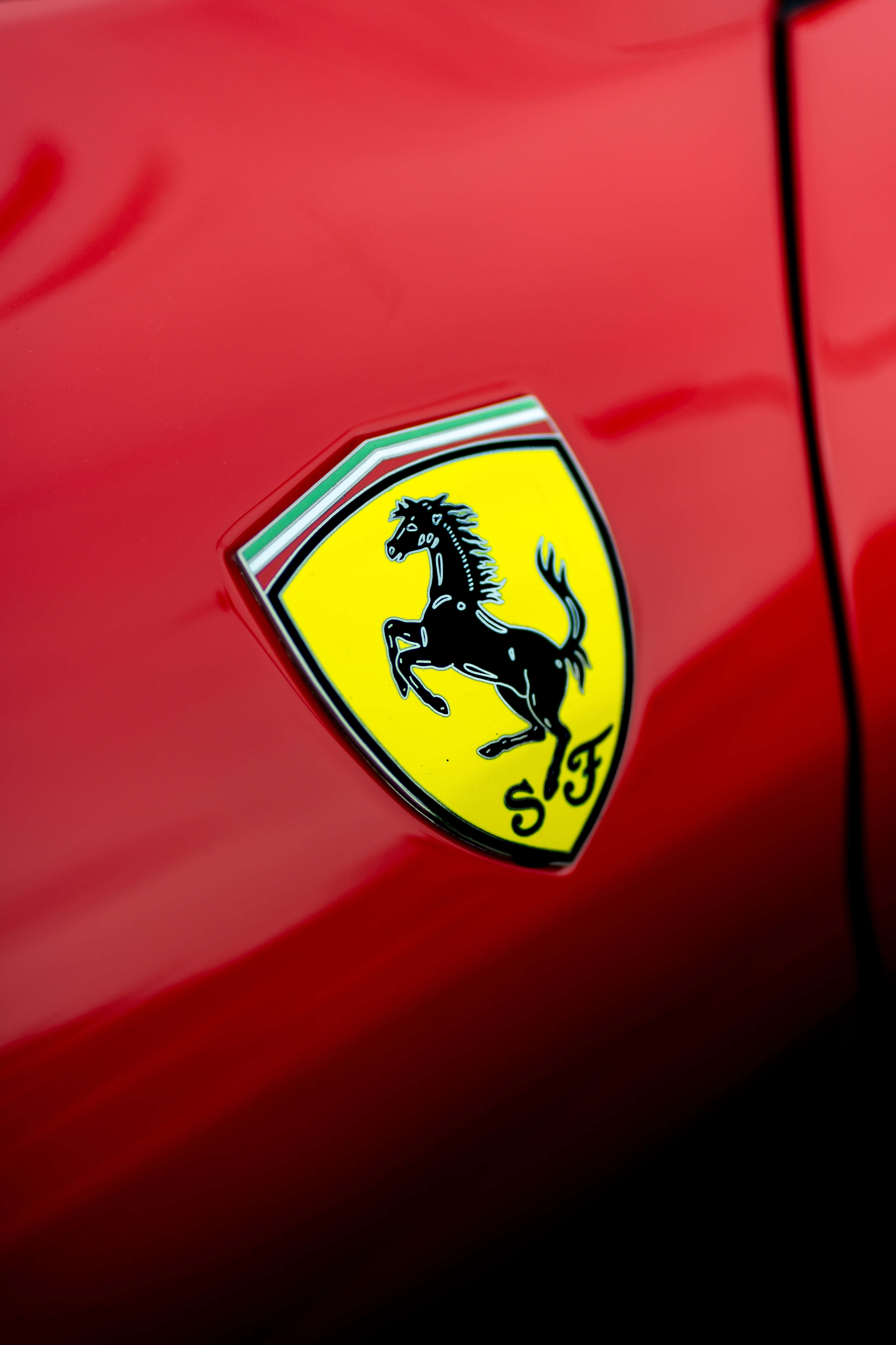 Heersende spoed - 'n Opvallende Ferrari op die renbaan Muurpapier