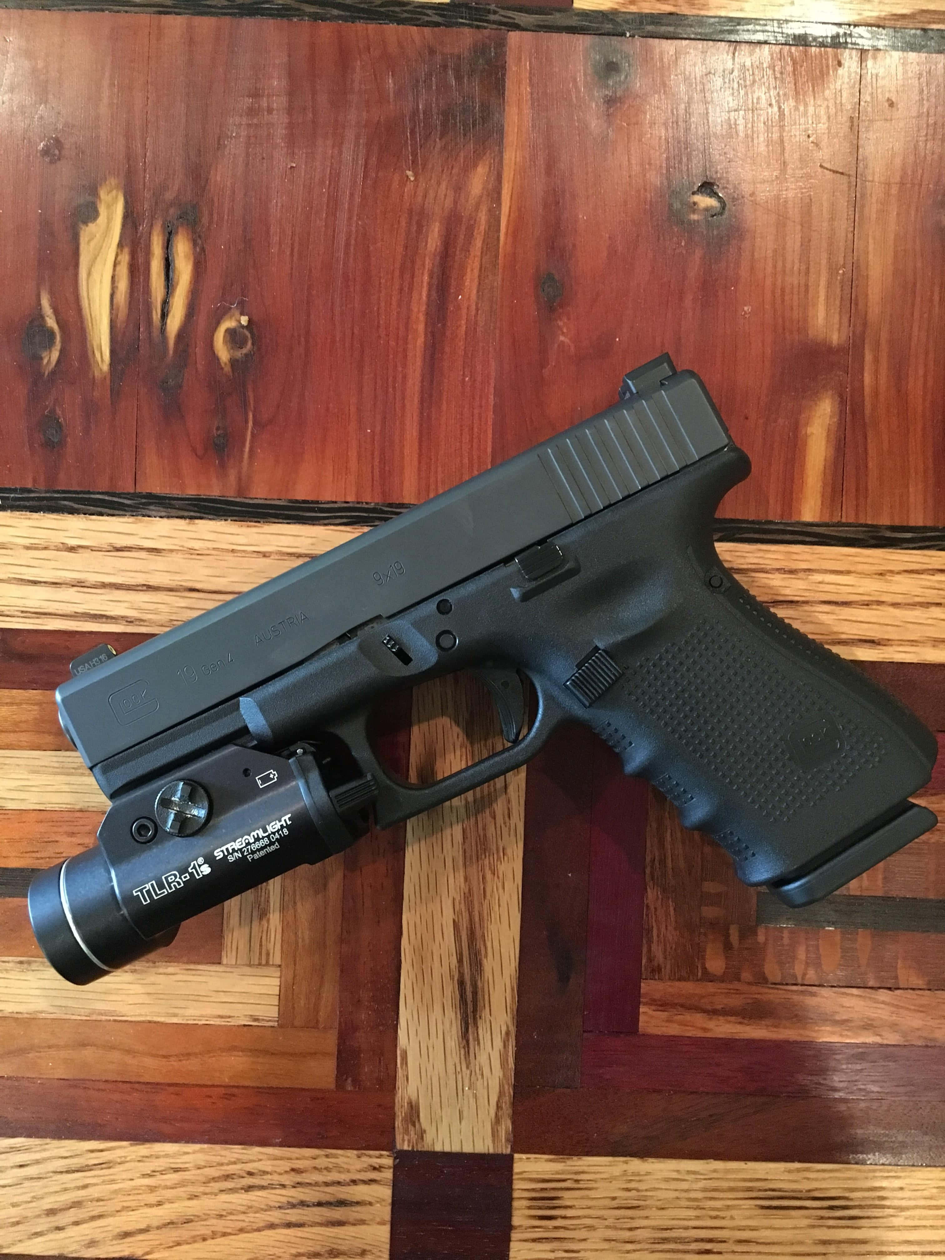 Hierdie Glock 19 staan gereed vir gebruik. Muurpapier