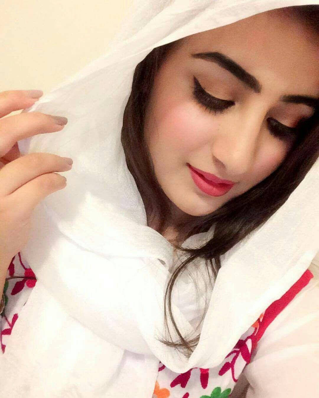 Hijab Meisie Selfie in Wit Muurpapier