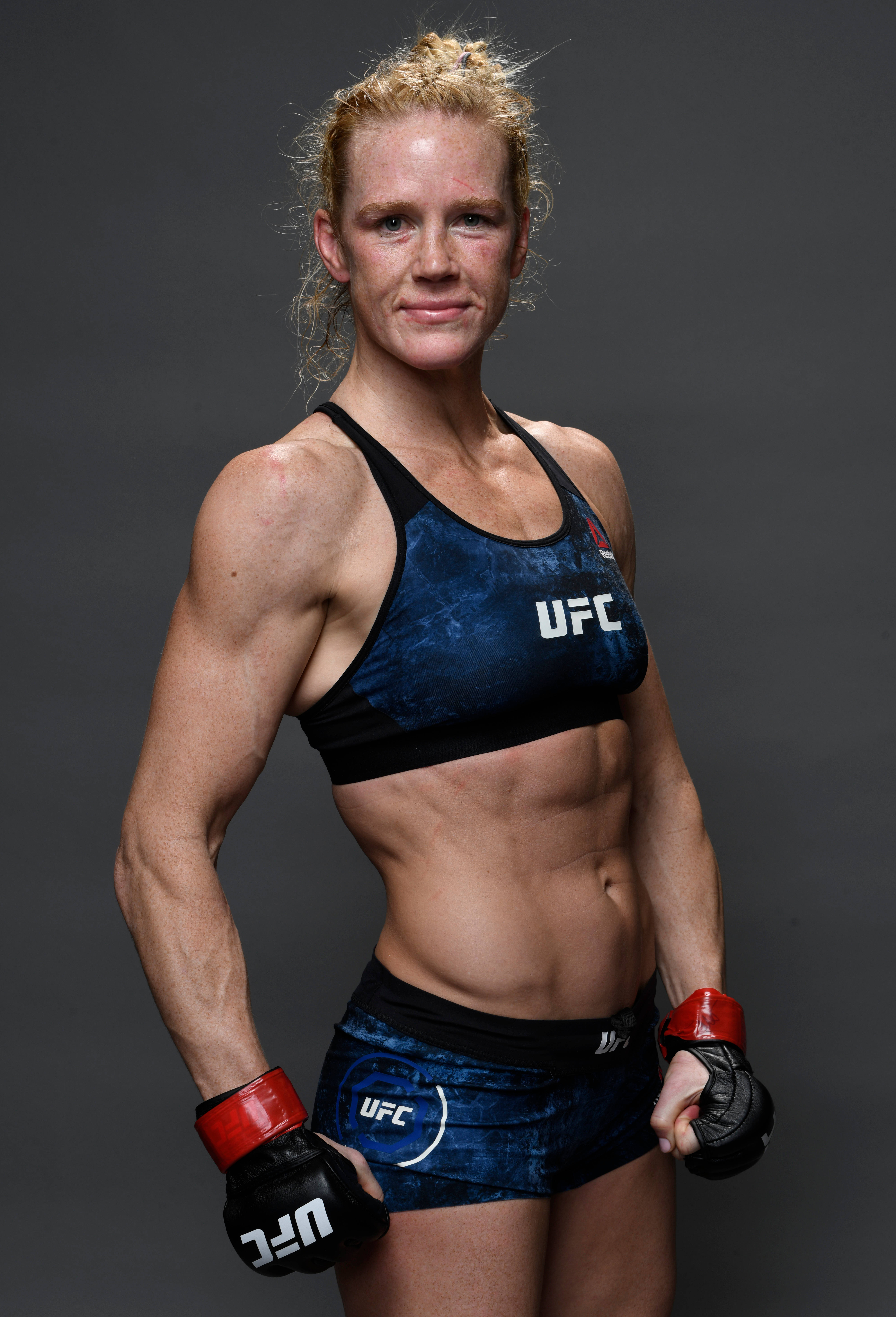 Holly Holm Gespierde Lyf Muurpapier