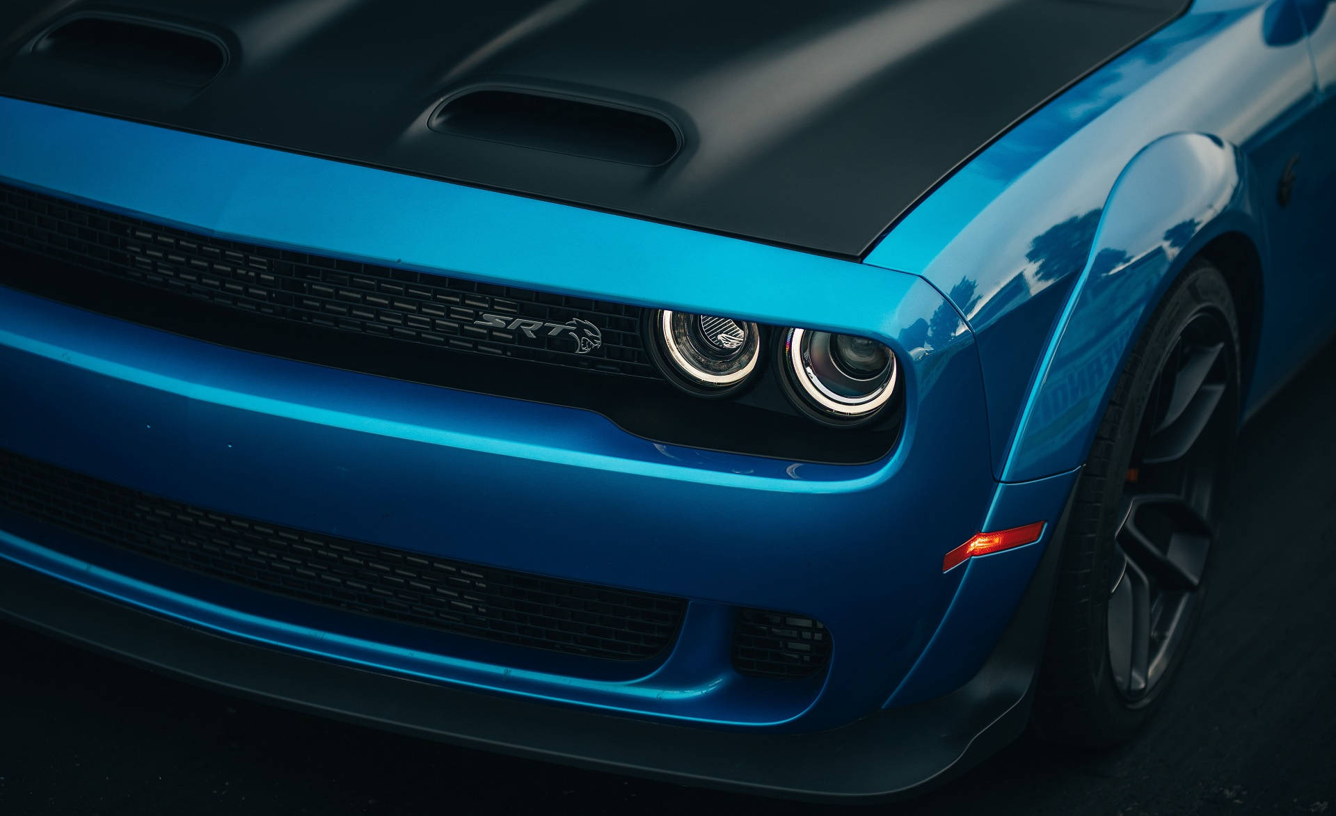 Hoofligte Van 'n Blou Dodge Challenger Muurpapier