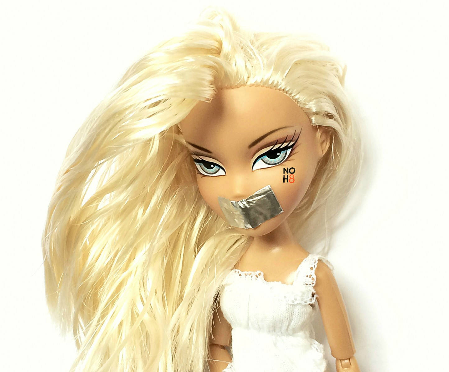 Hostage Bratz Estetiese Wit Pop Muurpapier