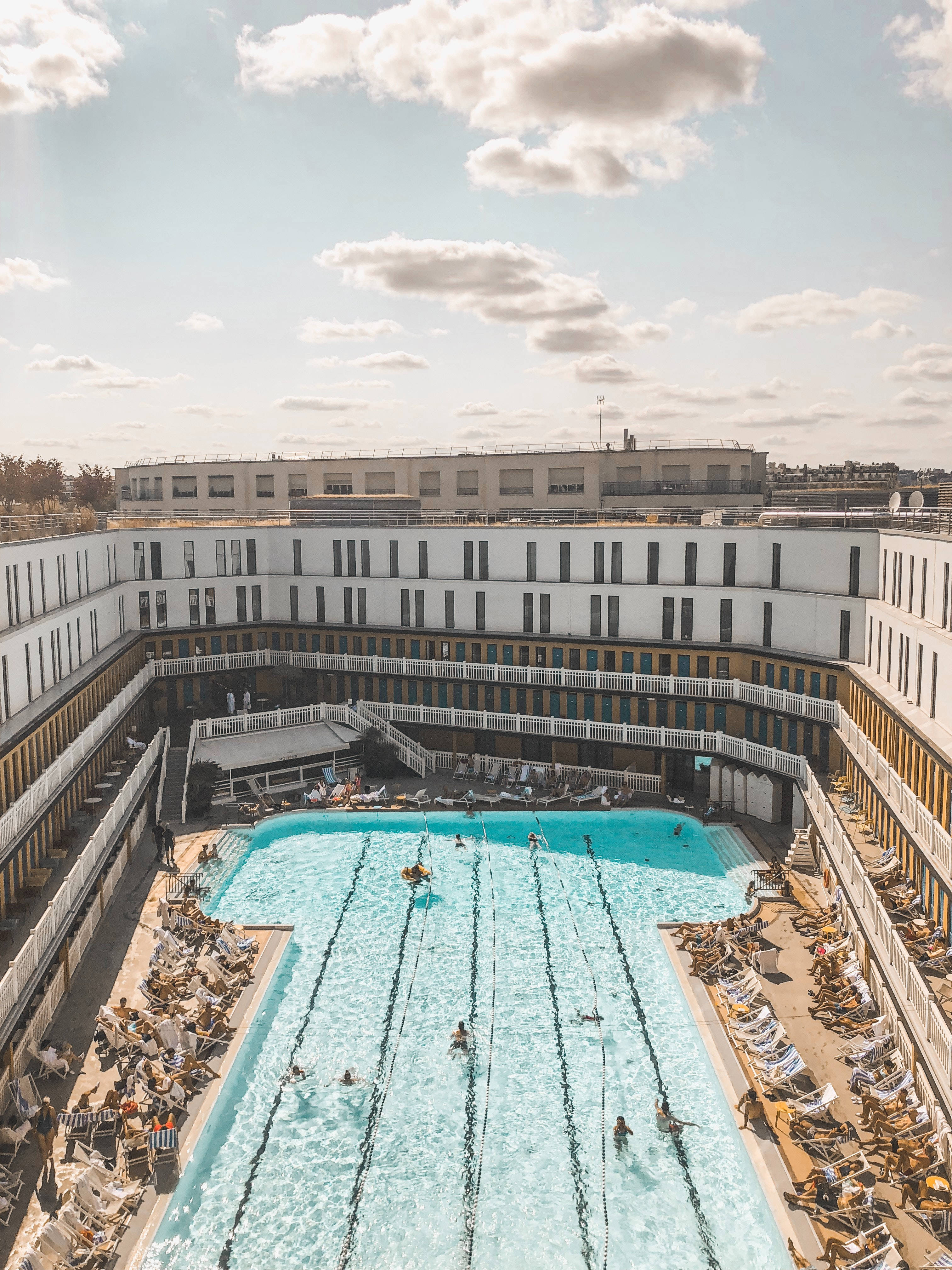 Hotel Met Swembad Muurpapier