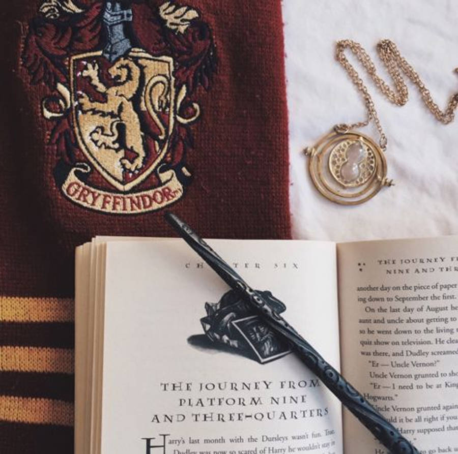 HP Oop Boek en Griffoendor-toga-estetika Muurpapier