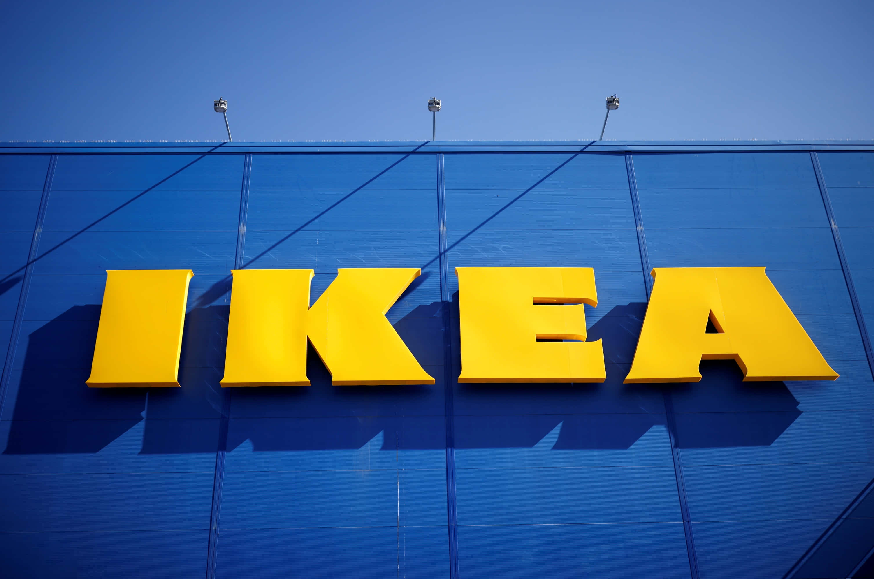 Ikea se nuwe logo is op 'n blou gebou Muurpapier