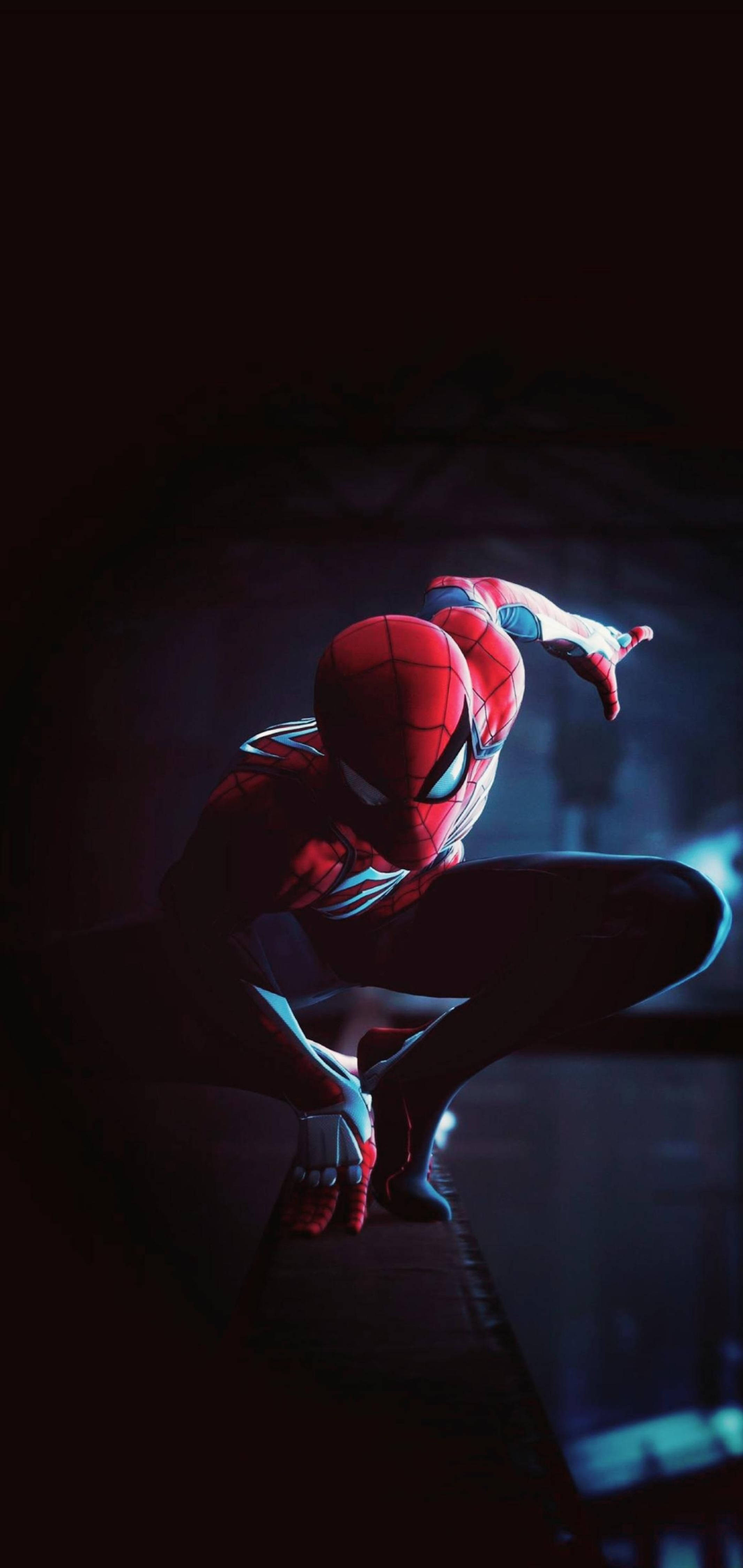 Ikone-pose van Spiderman wat deur 'n gat slaan 4K Muurpapier