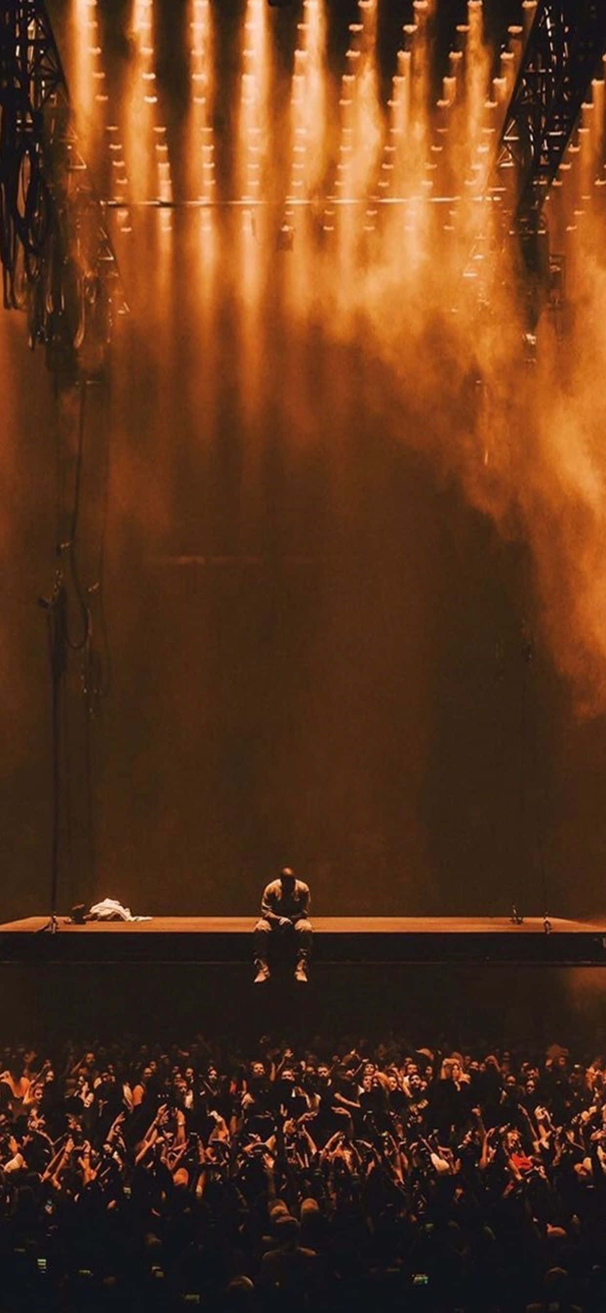 Ikoniese Rapper Kanye West in Denkende Houding Muurpapier