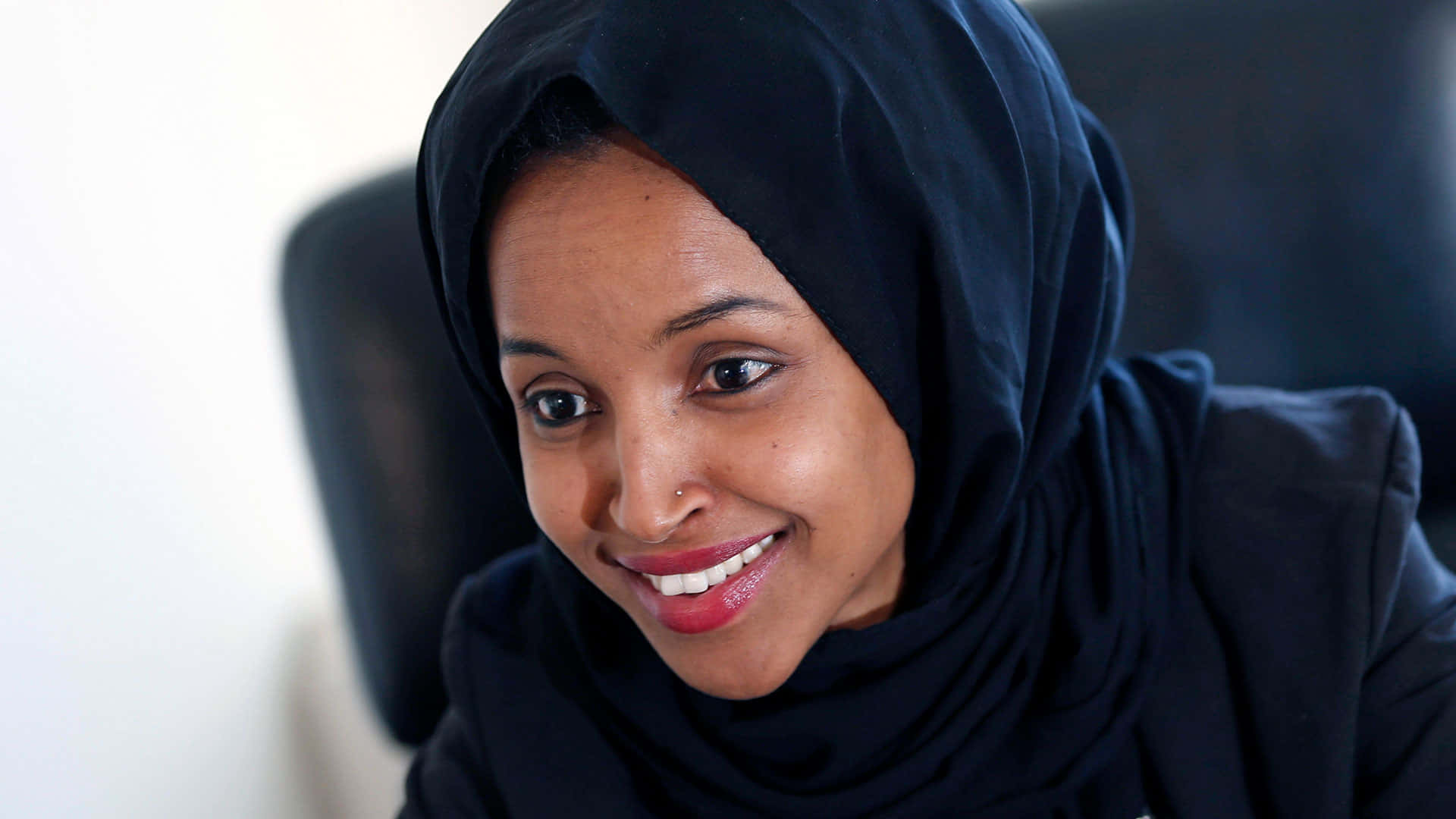 Ilhan Omar in 'n Heel-Swart Uitrusting Muurpapier
