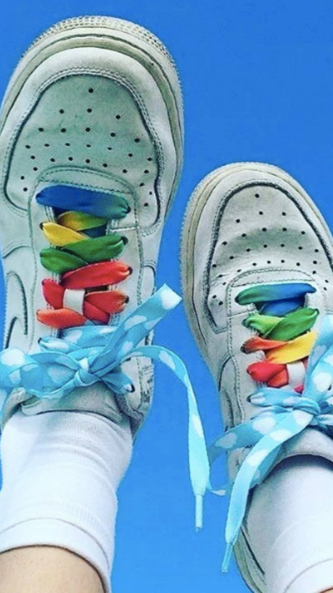 Indie Kind Estetiek Wit Sneakers Muurpapier