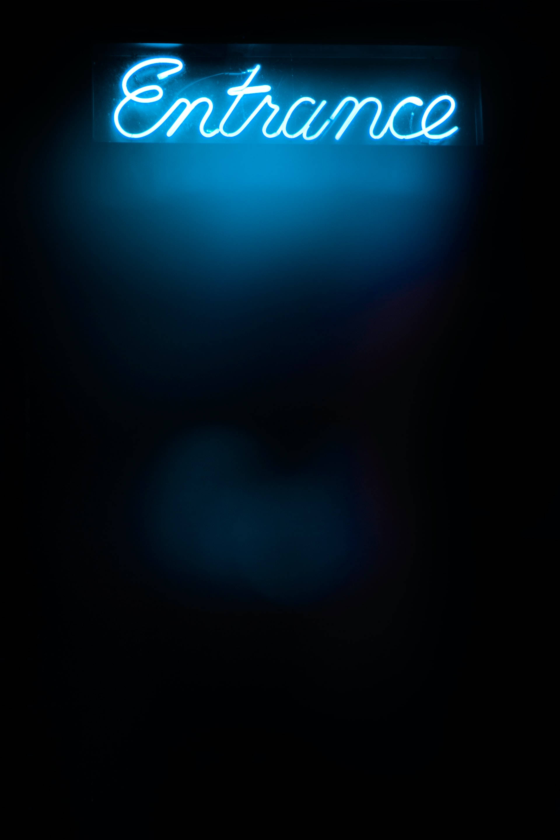 Ingangteken In Neon Blou iPhone Muurpapier