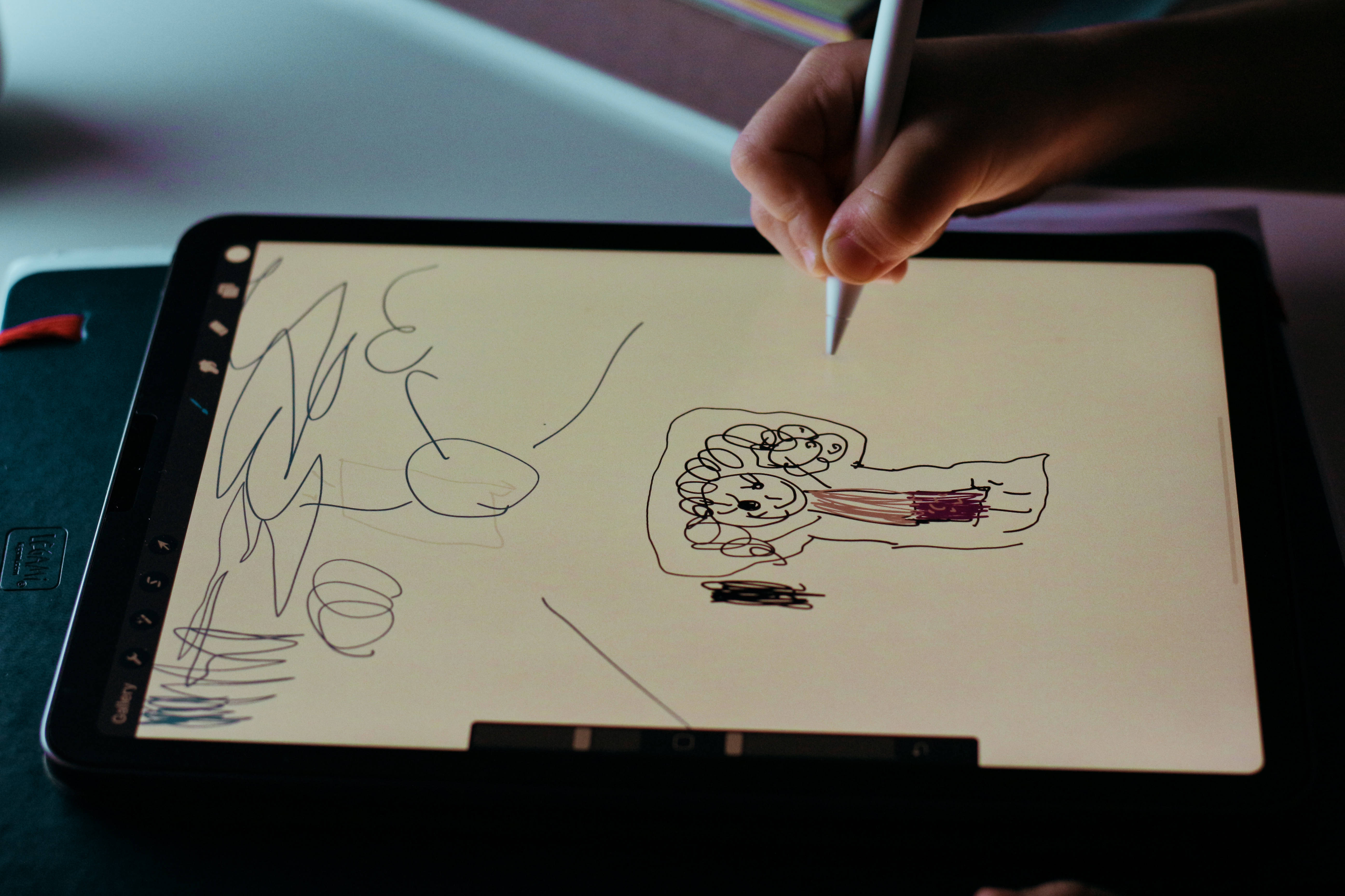 iPad Pro Doodles Op 'n Table Muurpapier
