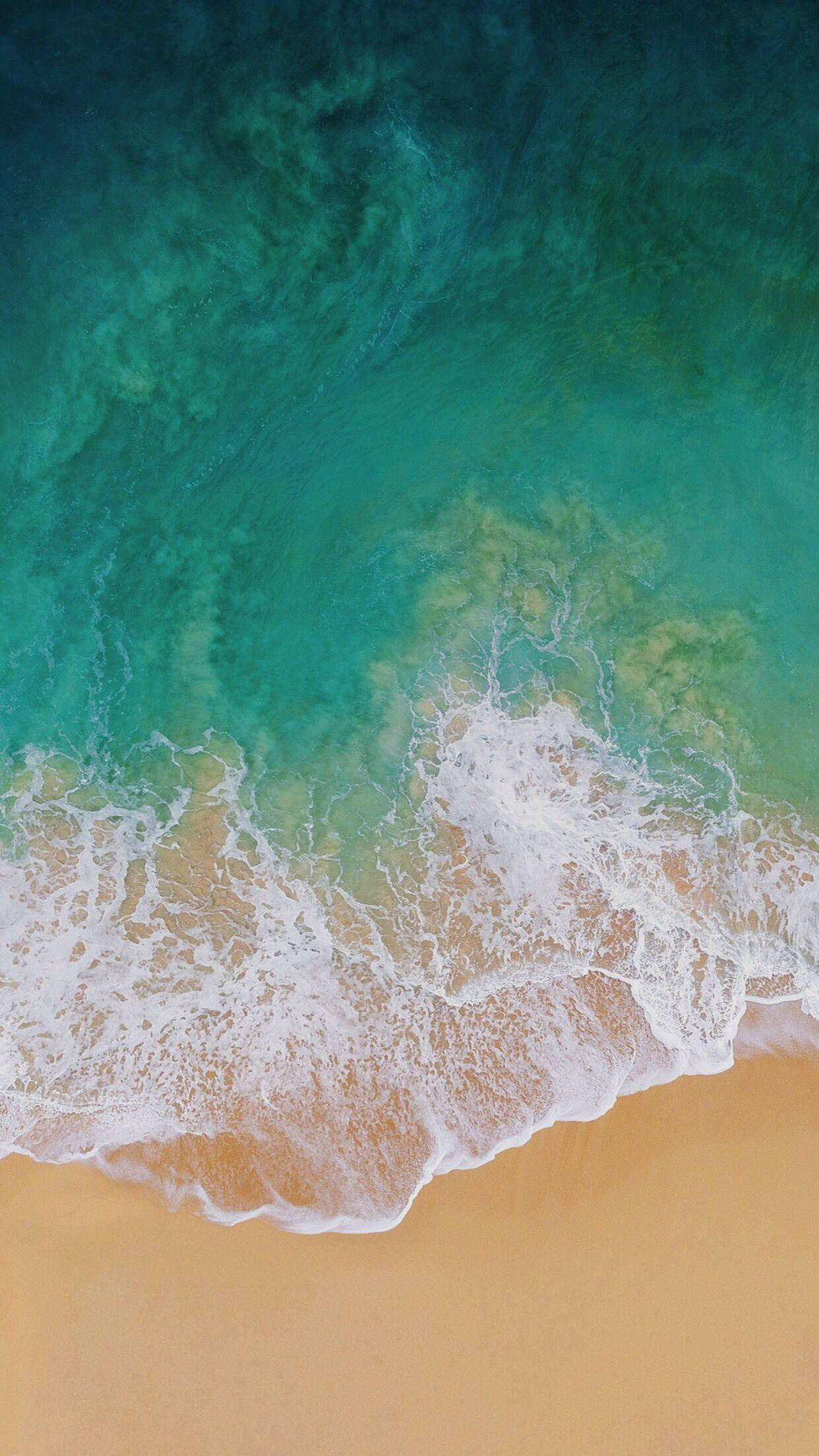iPad Pro Lugfoto van Golwe op die Strand Muurpapier