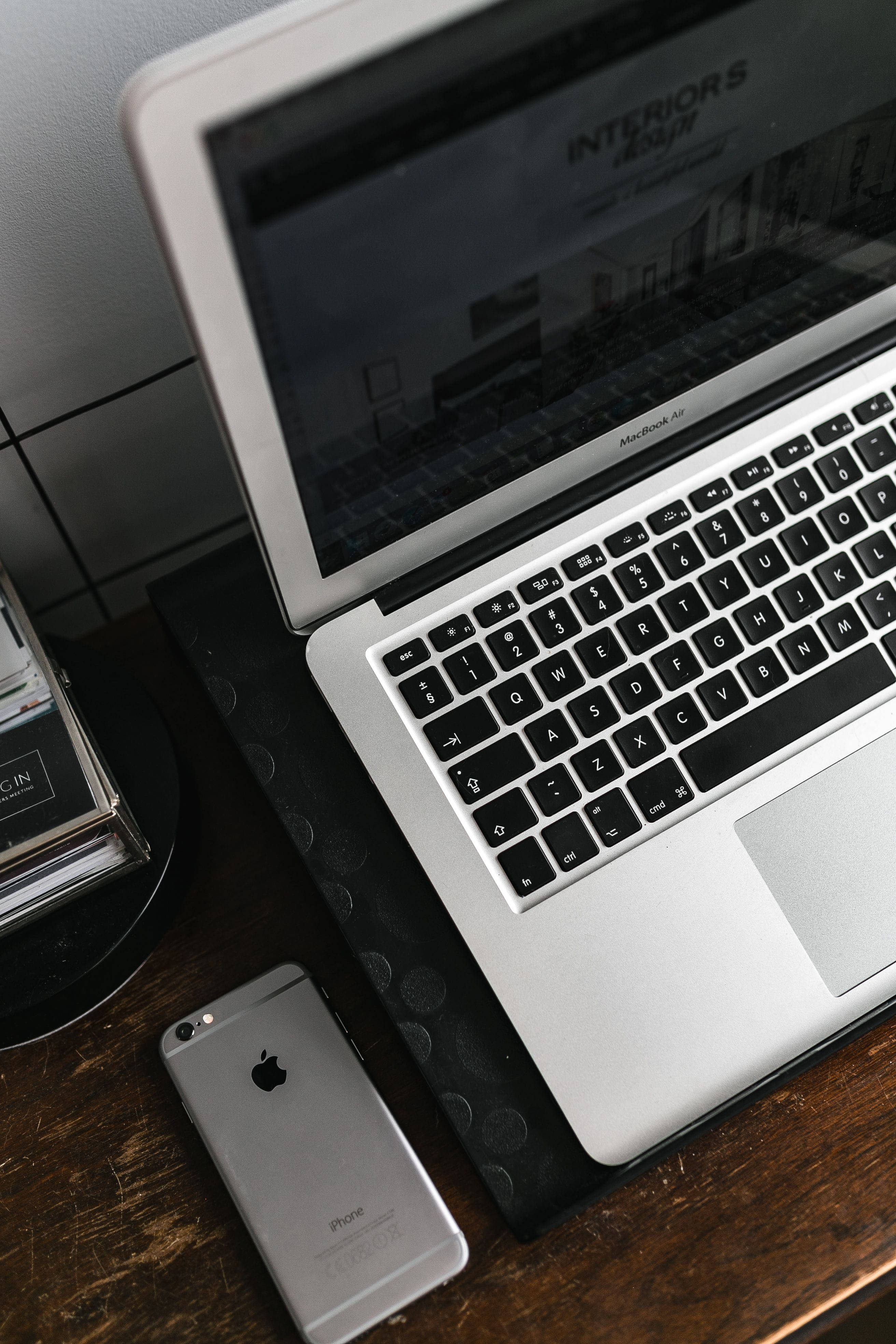 iPhone-bank met silwer MacBook Muurpapier