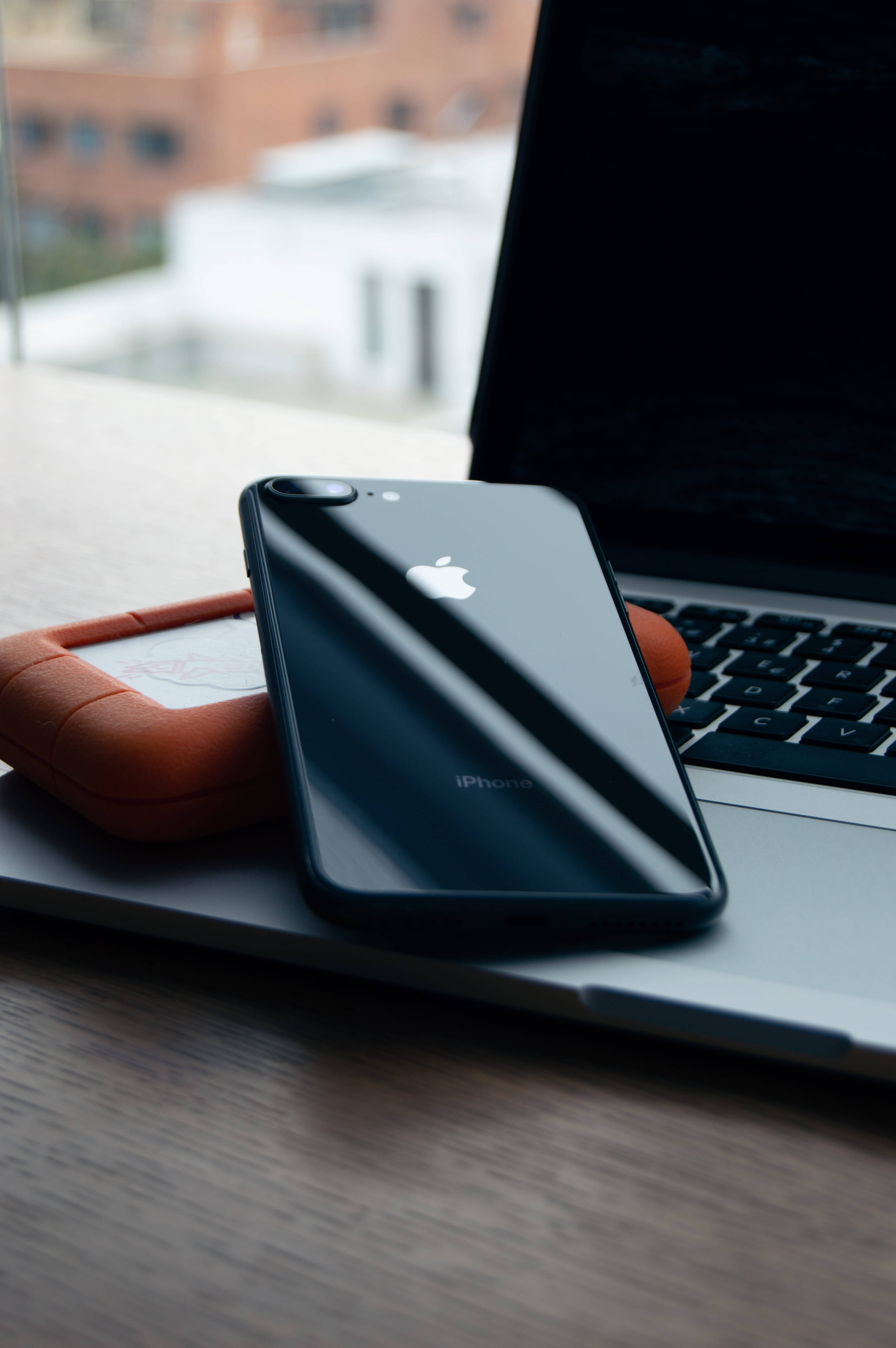 iPhone-bankie met swart iPhone Muurpapier