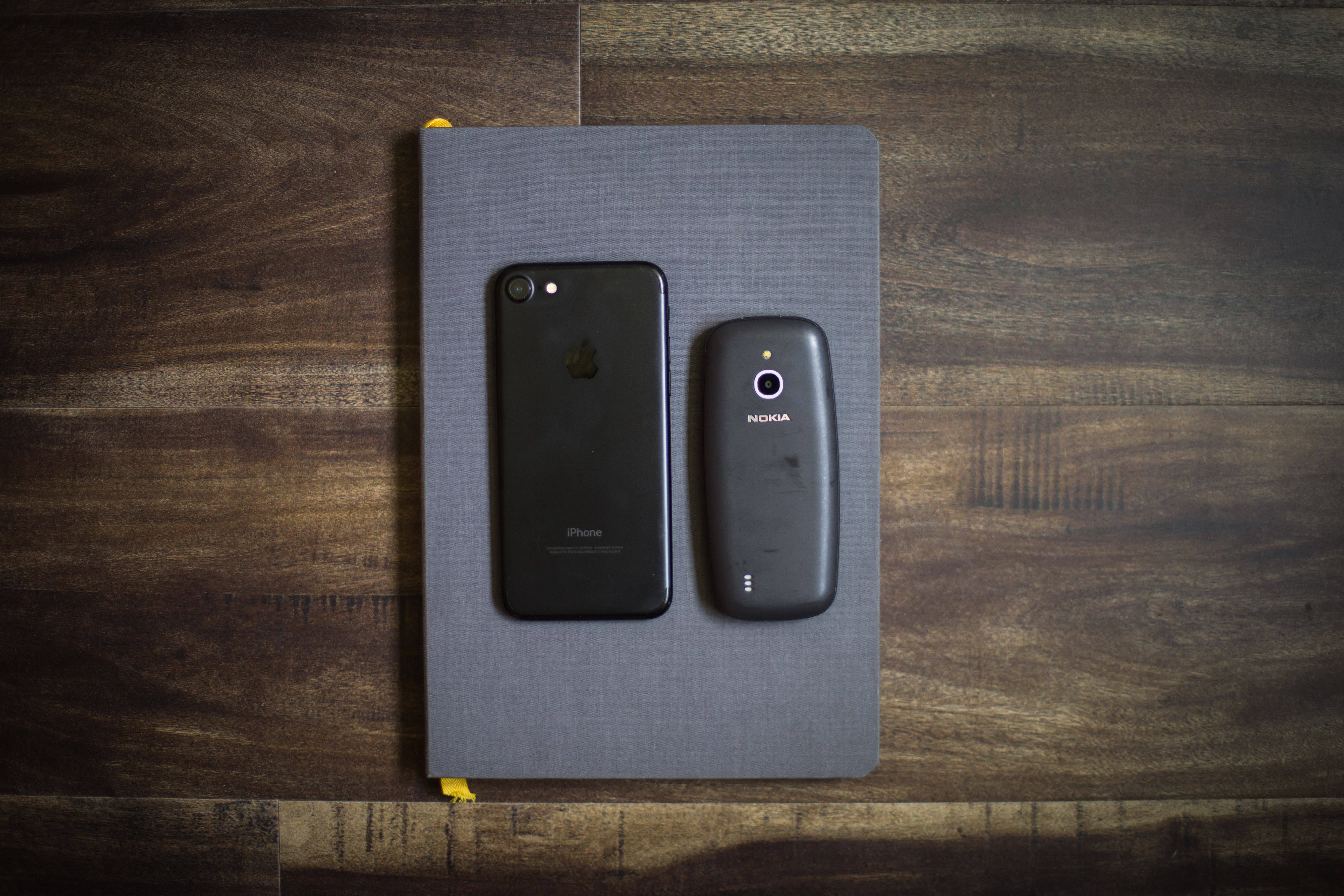iPhone En Nokia 3310 Muurpapier