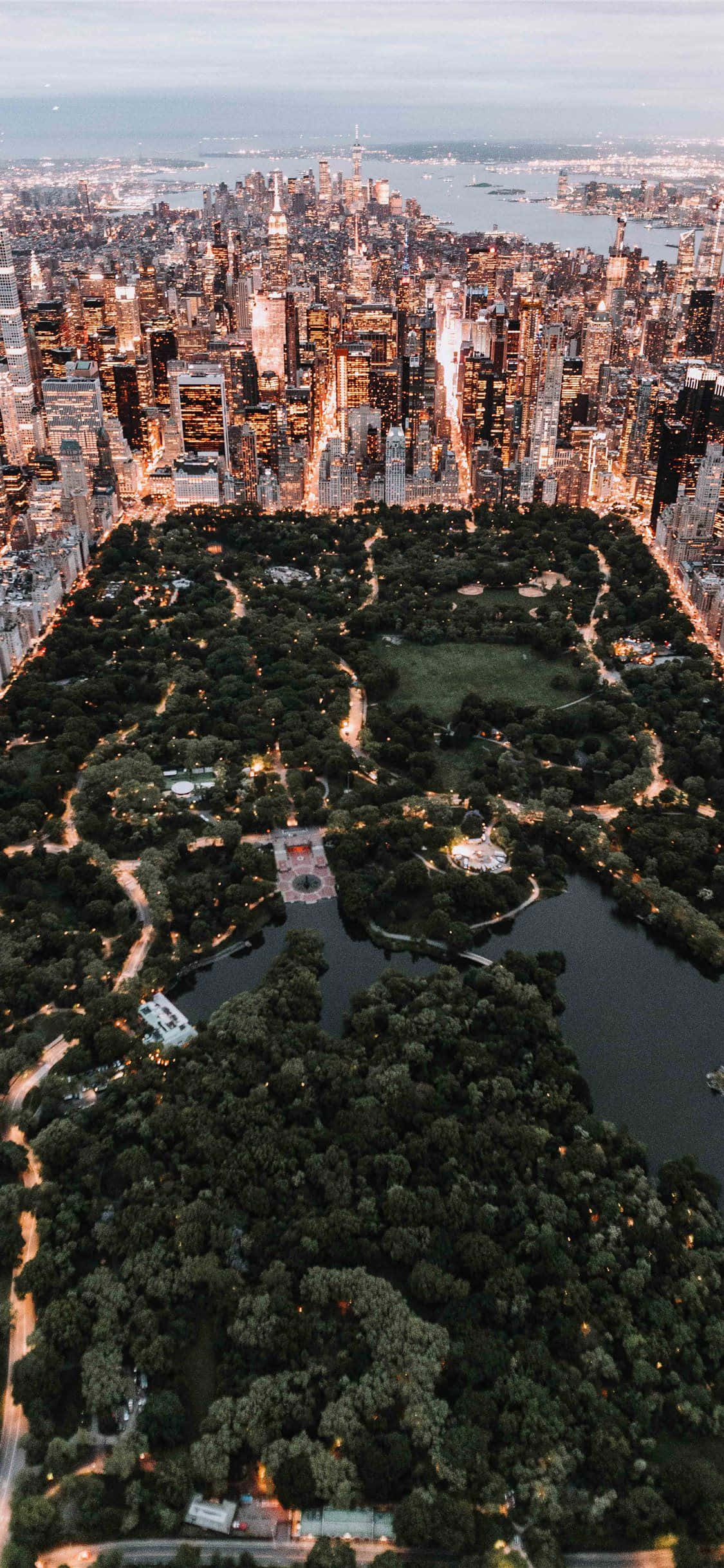 iPhone X in die hartjie van New York Muurpapier