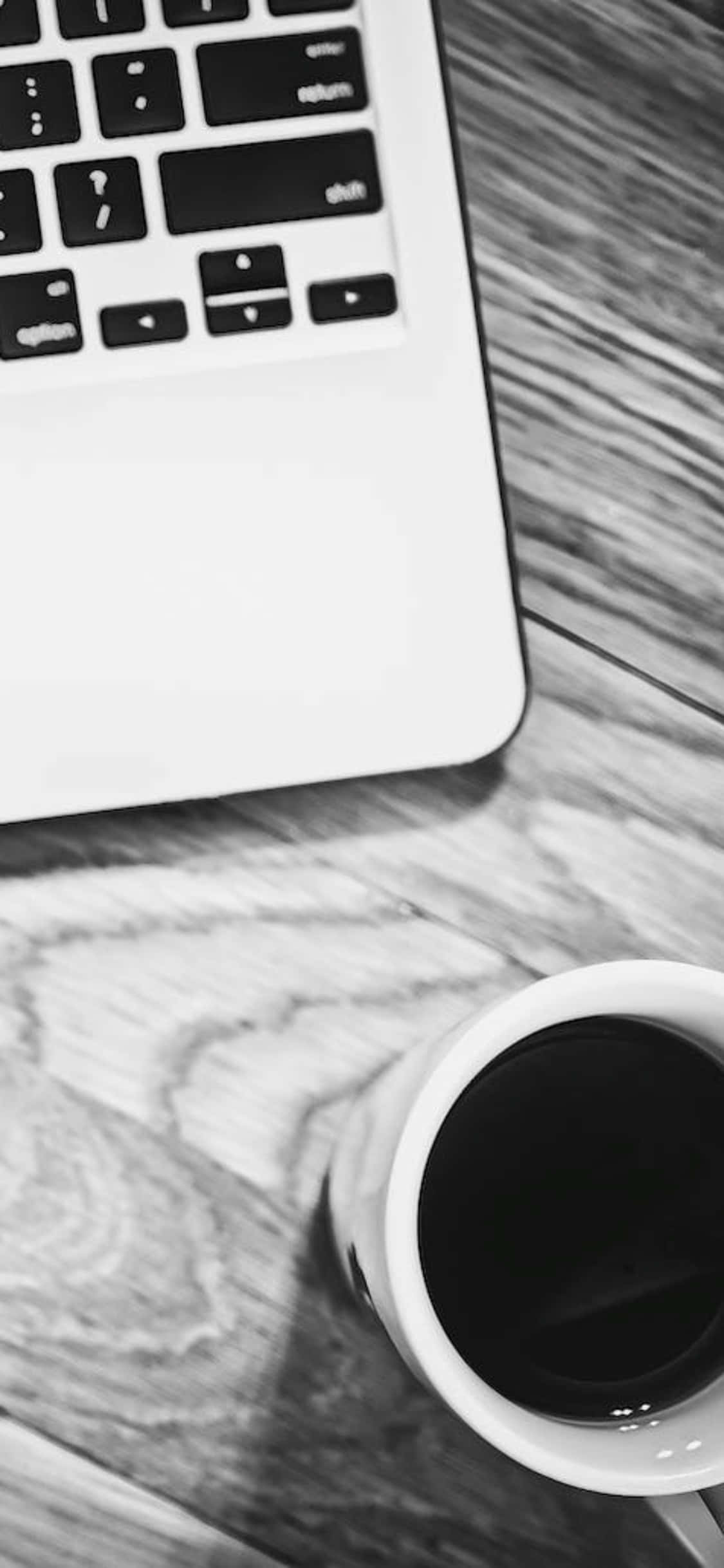 iPhone X Lessenaar Agtergrond Swart en Wit Foto met Beker en Skootrekenaar Muurpapier