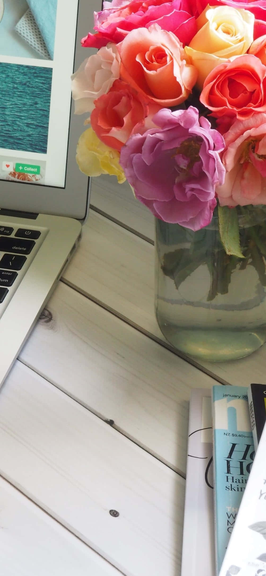 iPhone X Lessenaaragtergrond Skootrekenaar Langs 'n Blommevaas Muurpapier